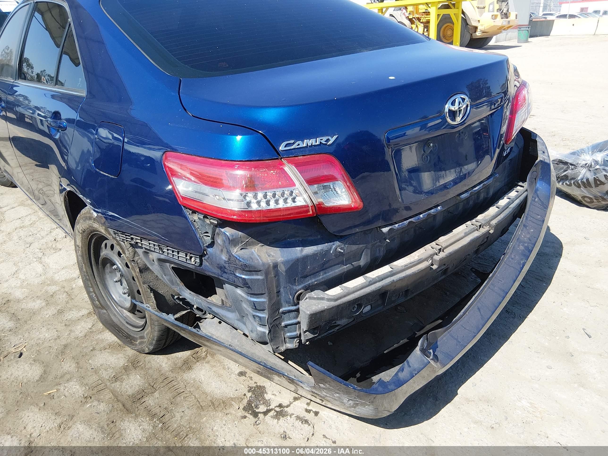 2010 Toyota Camry Le Blue vin: 4T4BF3EKXAR004166