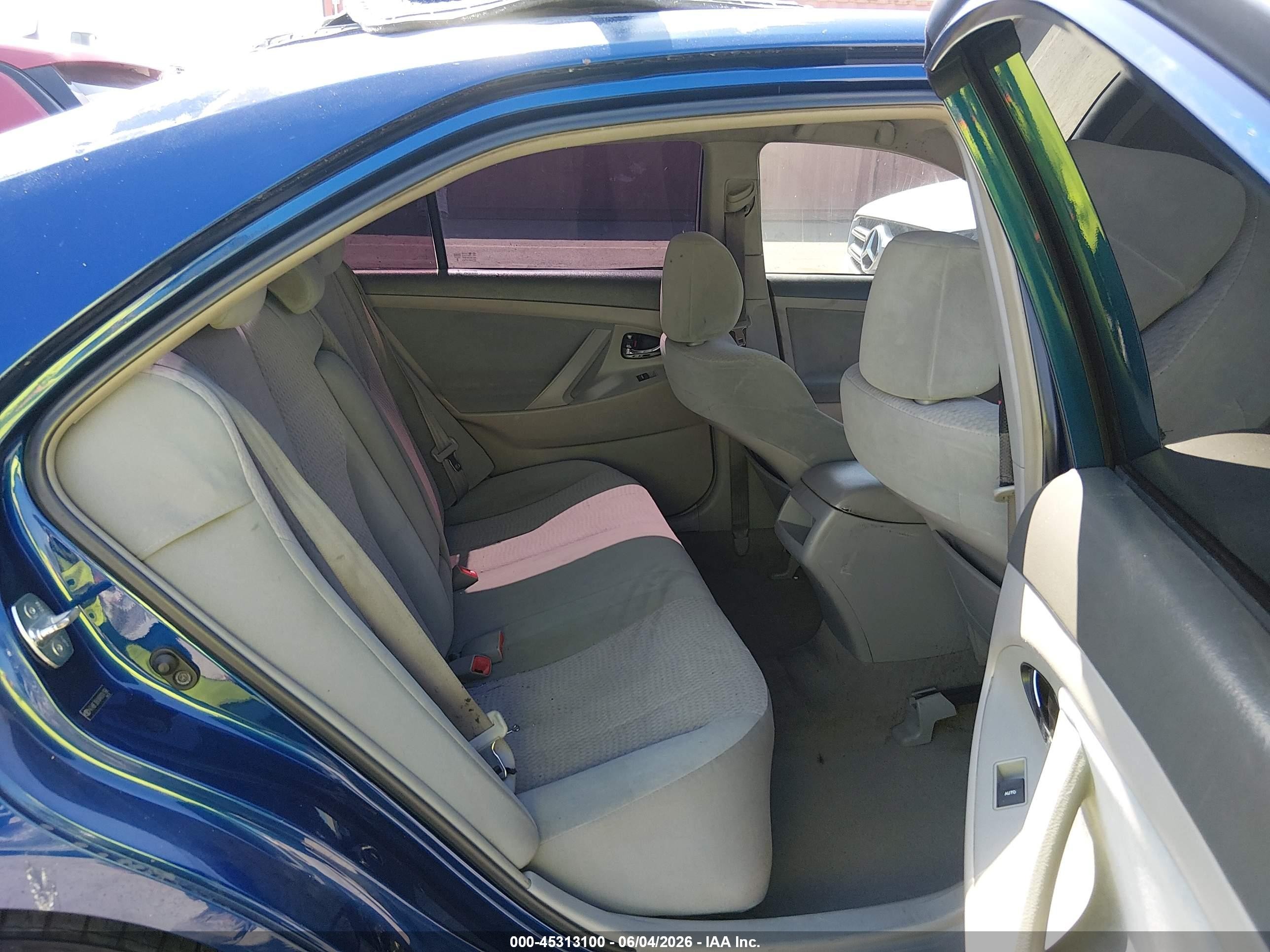 2010 Toyota Camry Le Blue vin: 4T4BF3EKXAR004166