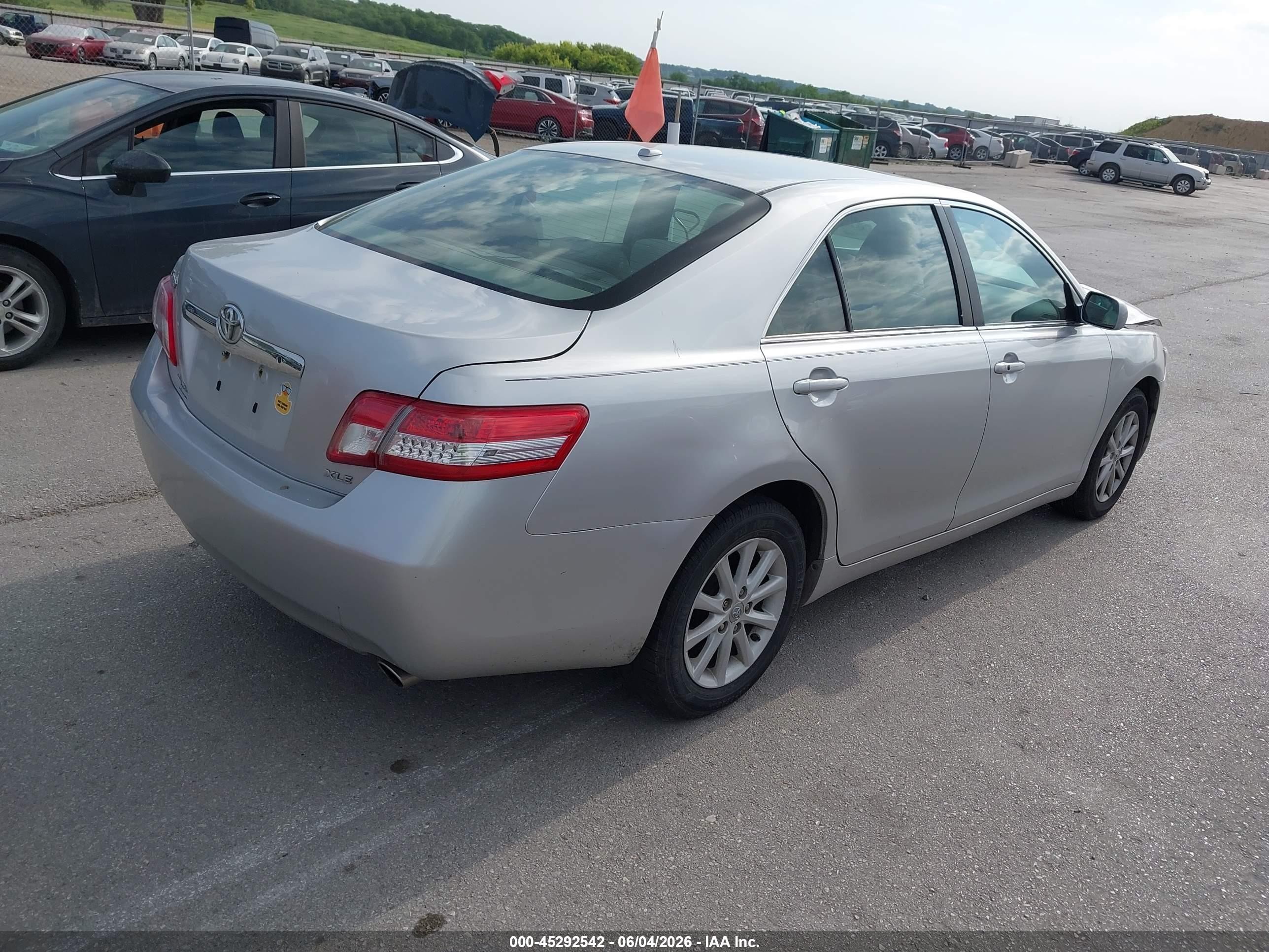 2010 Toyota Camry Xle Silver vin: 4T4BF3EKXAR026927