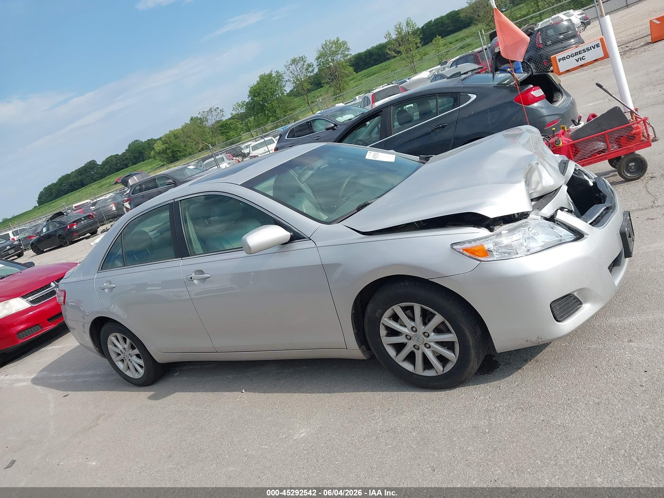 2010 Toyota Camry Xle Silver vin: 4T4BF3EKXAR026927