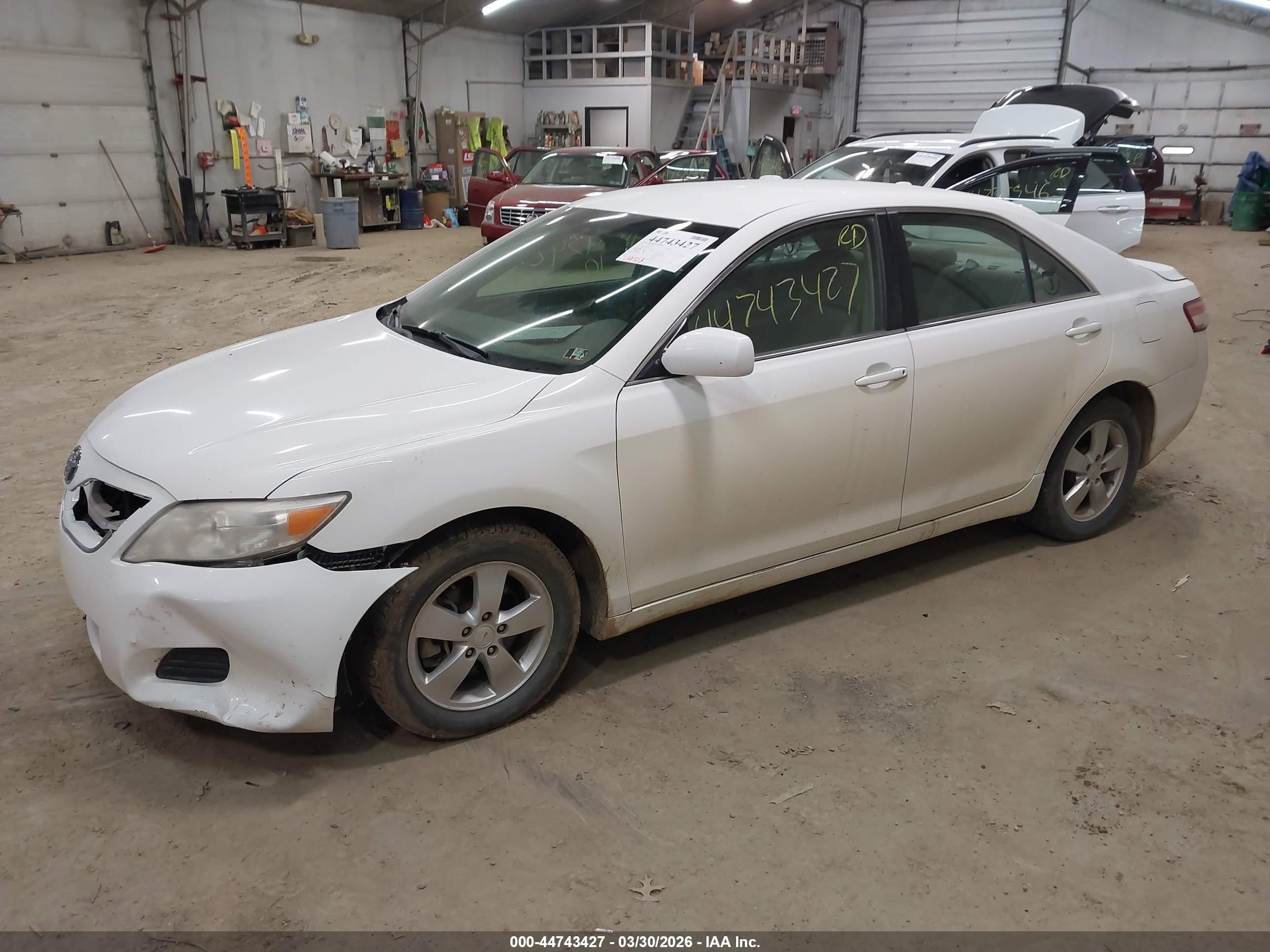 2010 Toyota Camry Le Белый vin: 4T4BF3EKXAR072063