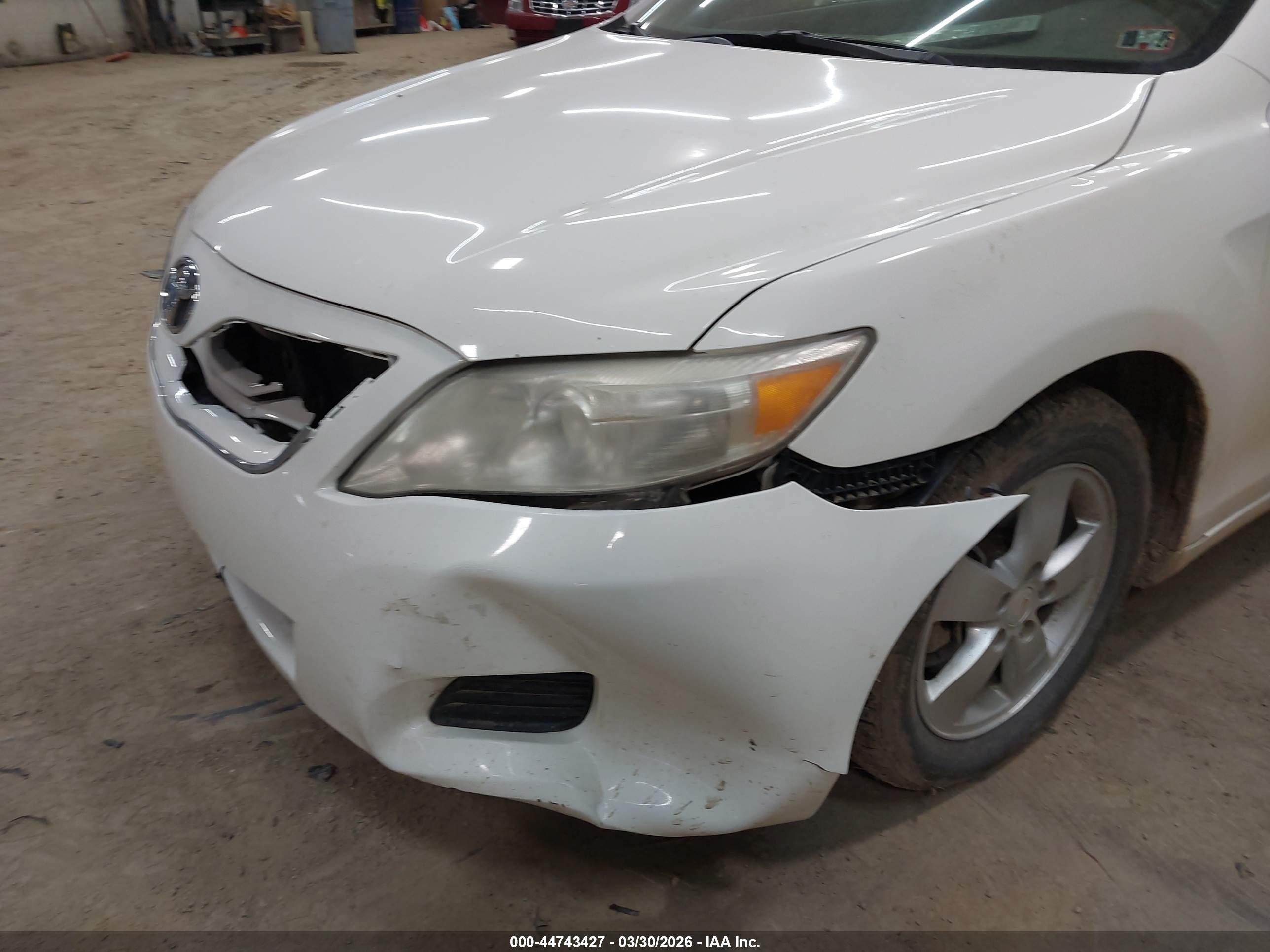 2010 Toyota Camry Le Белый vin: 4T4BF3EKXAR072063