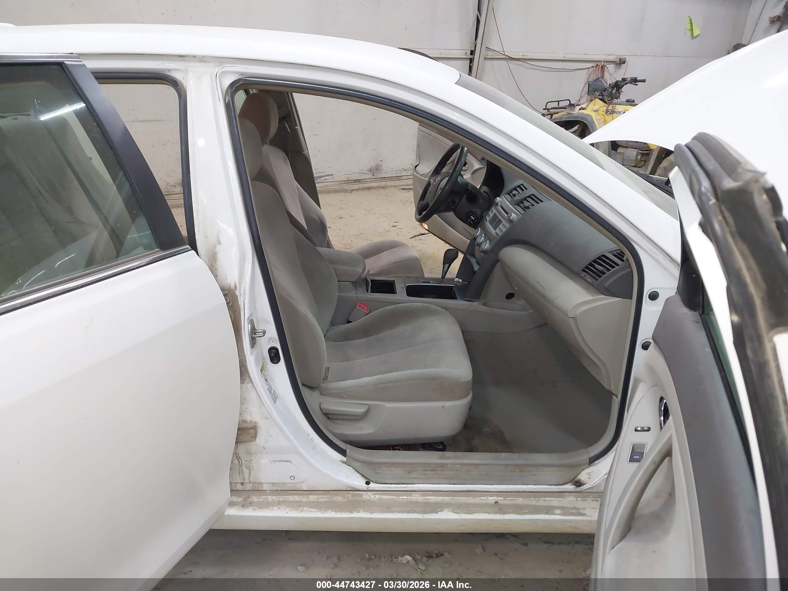 2010 Toyota Camry Le Белый vin: 4T4BF3EKXAR072063