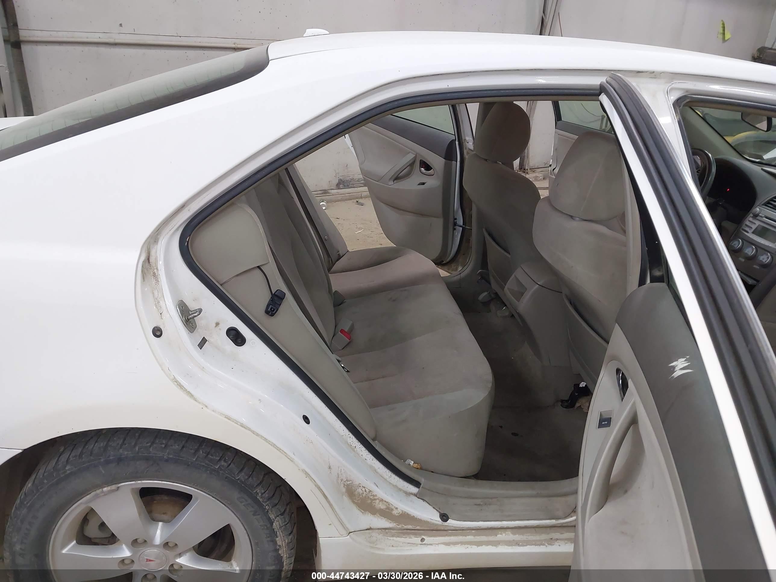 2010 Toyota Camry Le Белый vin: 4T4BF3EKXAR072063