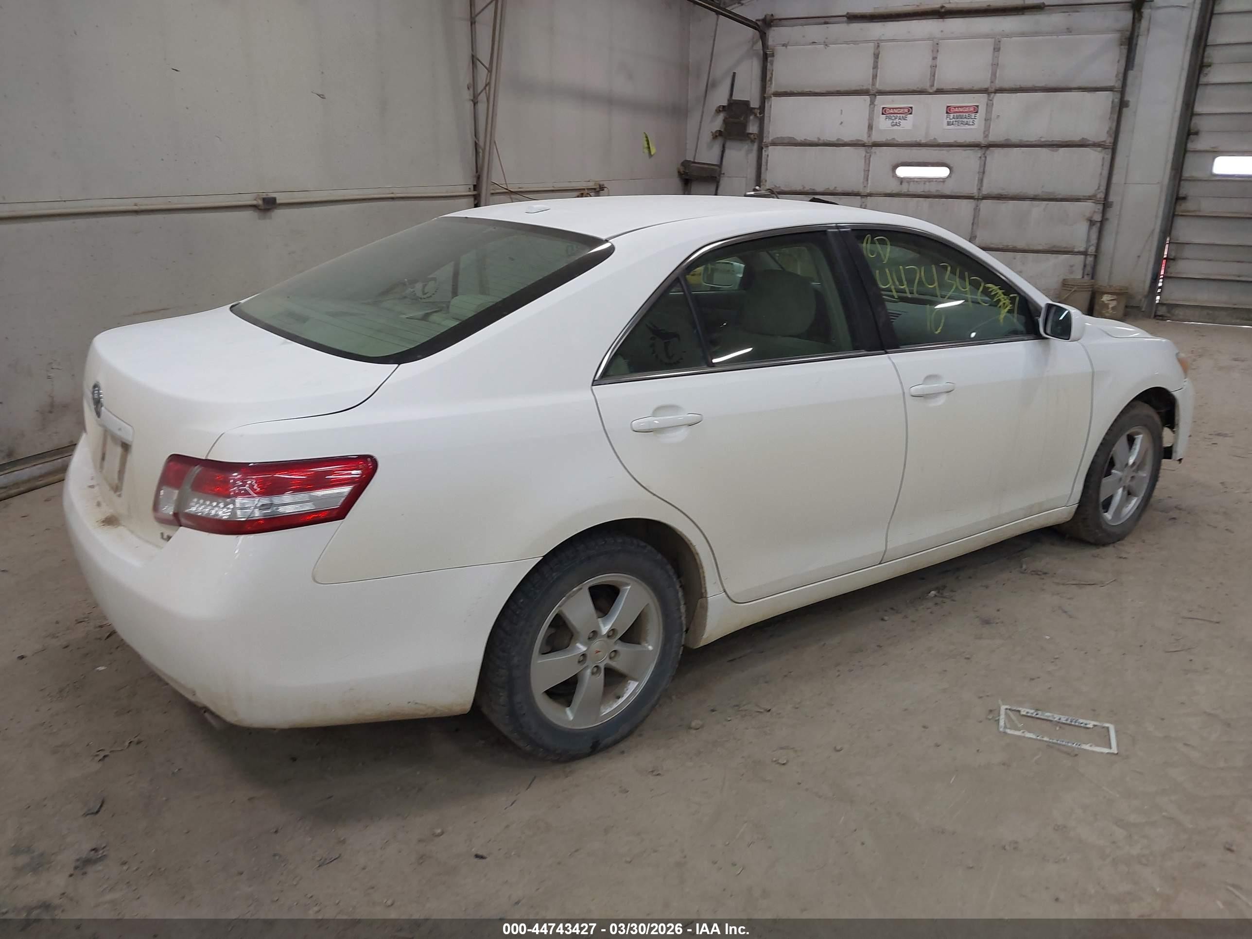 2010 Toyota Camry Le Белый vin: 4T4BF3EKXAR072063
