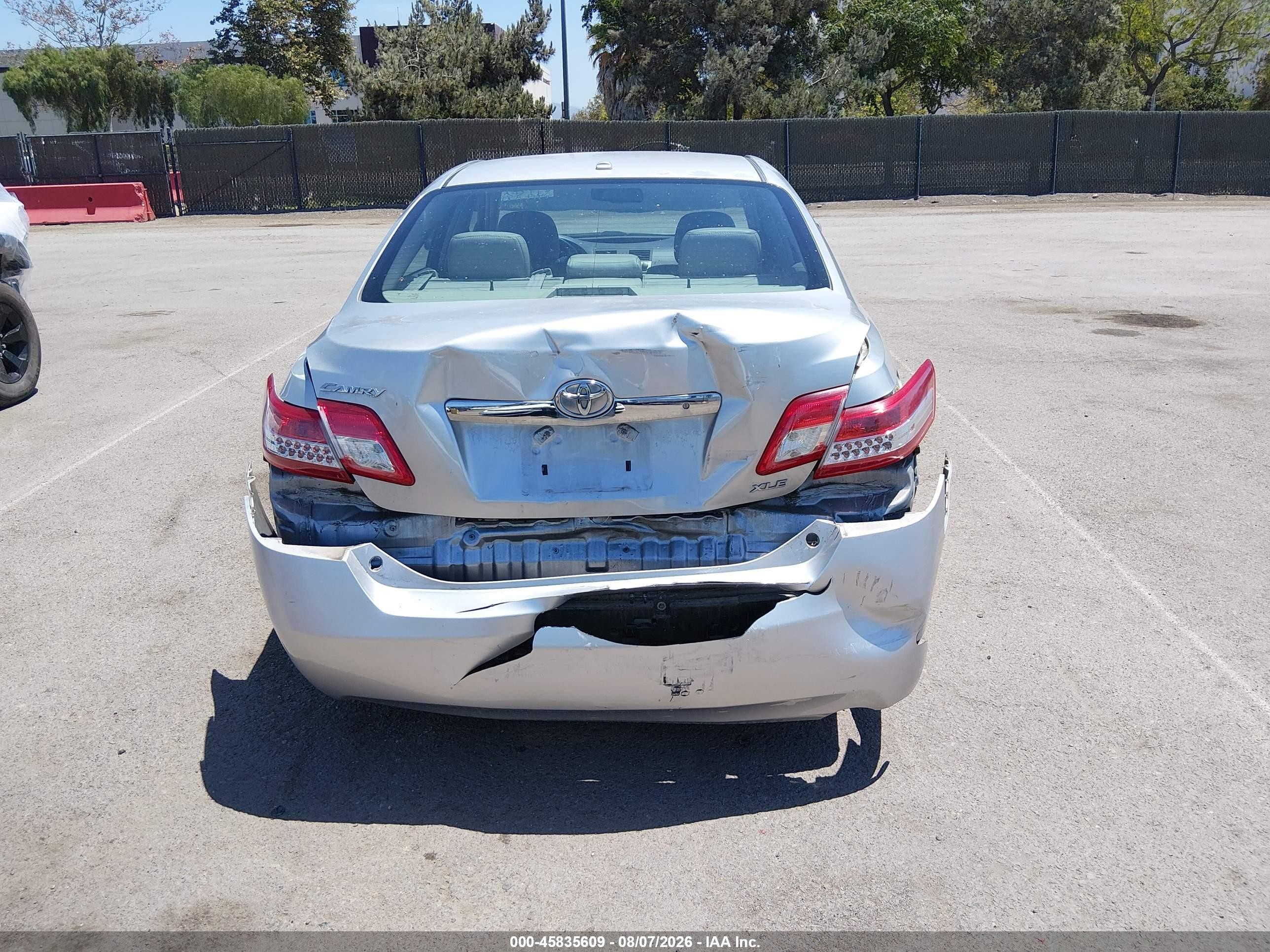 2010 Toyota Camry Xle Silver vin: 4T4BF3EKXAR075111