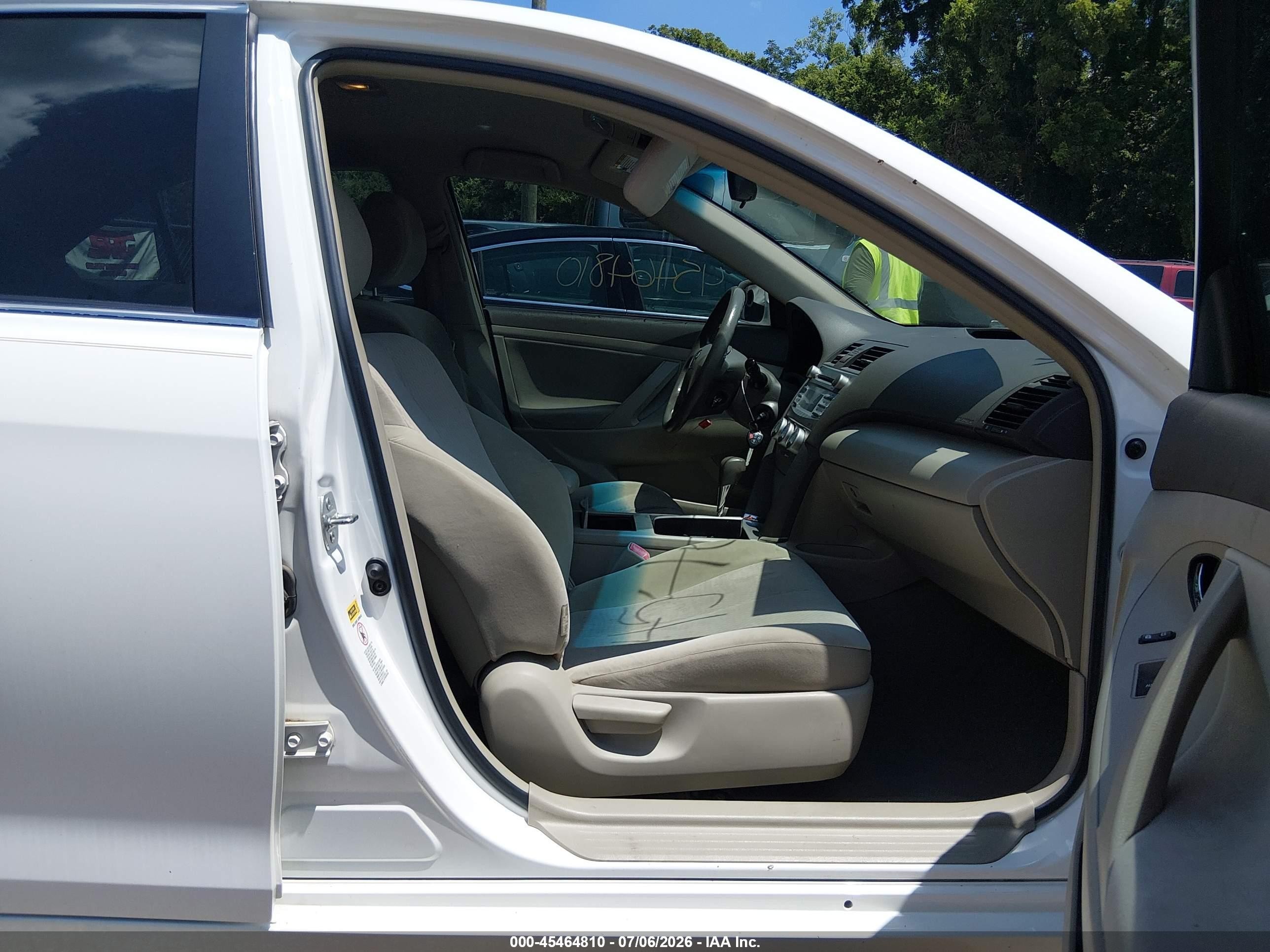 2010 Toyota Camry Le White vin: 4T4BF3EKXAR084004