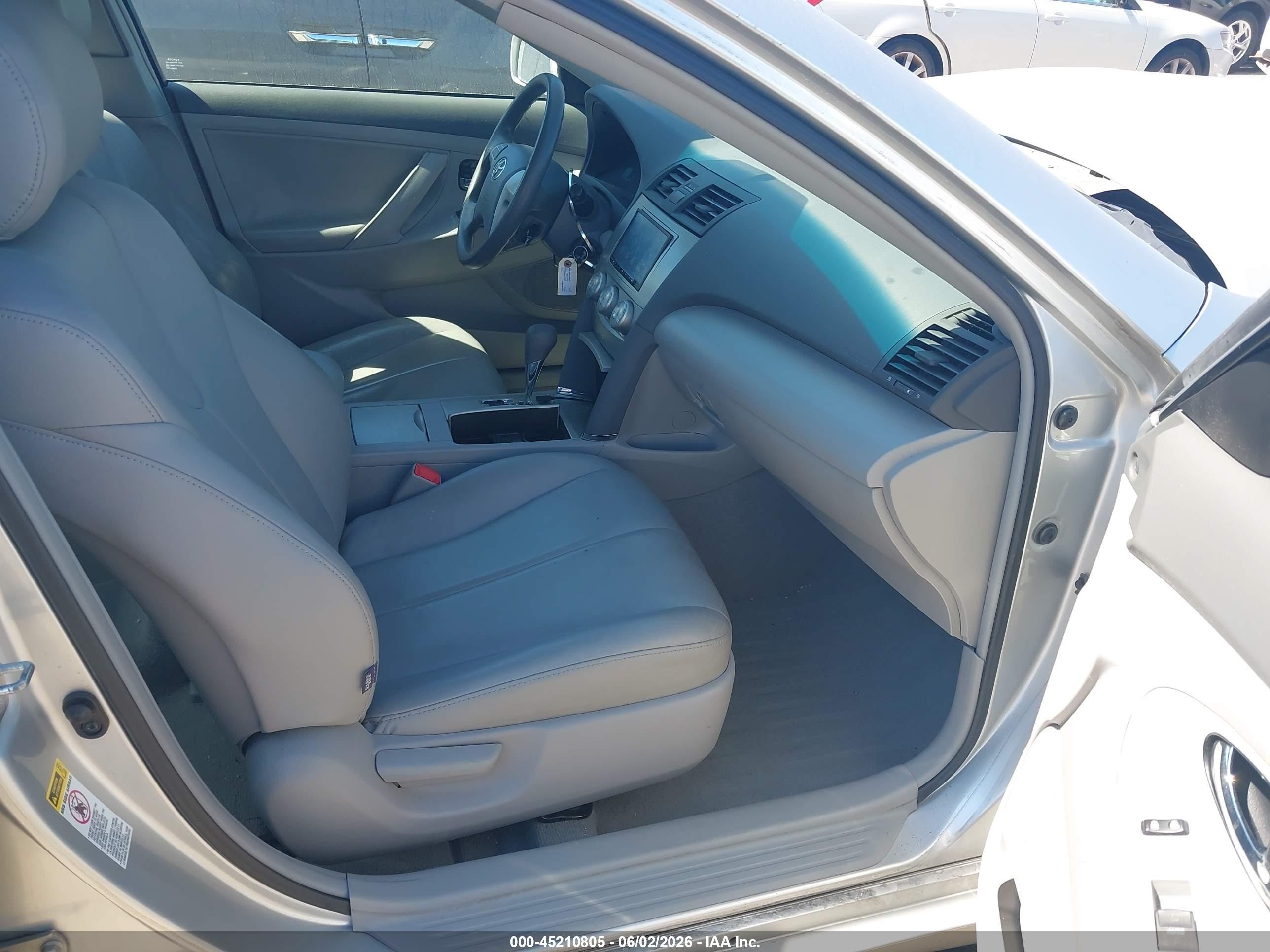 2011 Toyota Camry Le Silver vin: 4T4BF3EKXBR105905