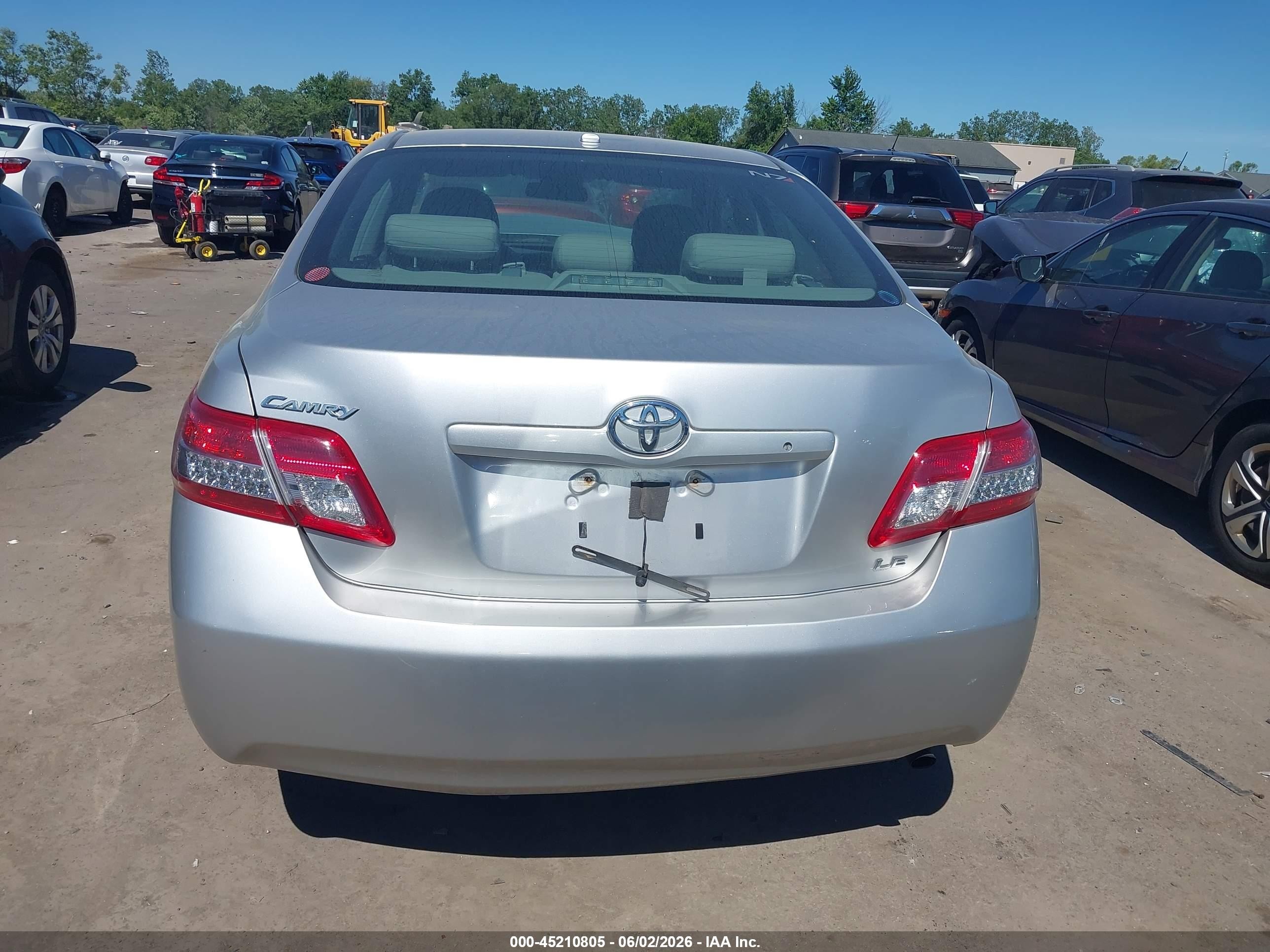 2011 Toyota Camry Le Silver vin: 4T4BF3EKXBR105905