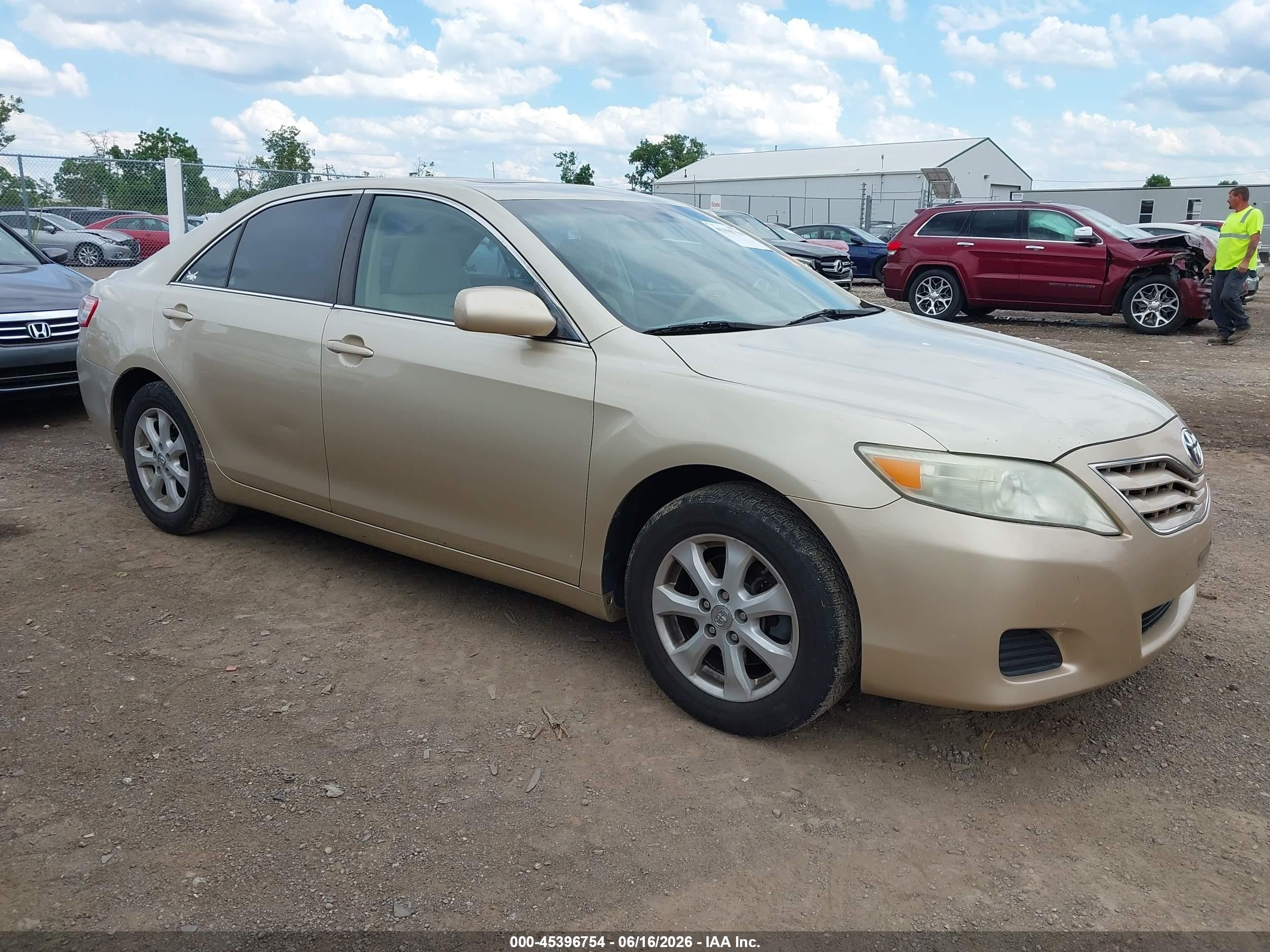 2011 Toyota Camry Le Золотой vin: 4T4BF3EKXBR110232