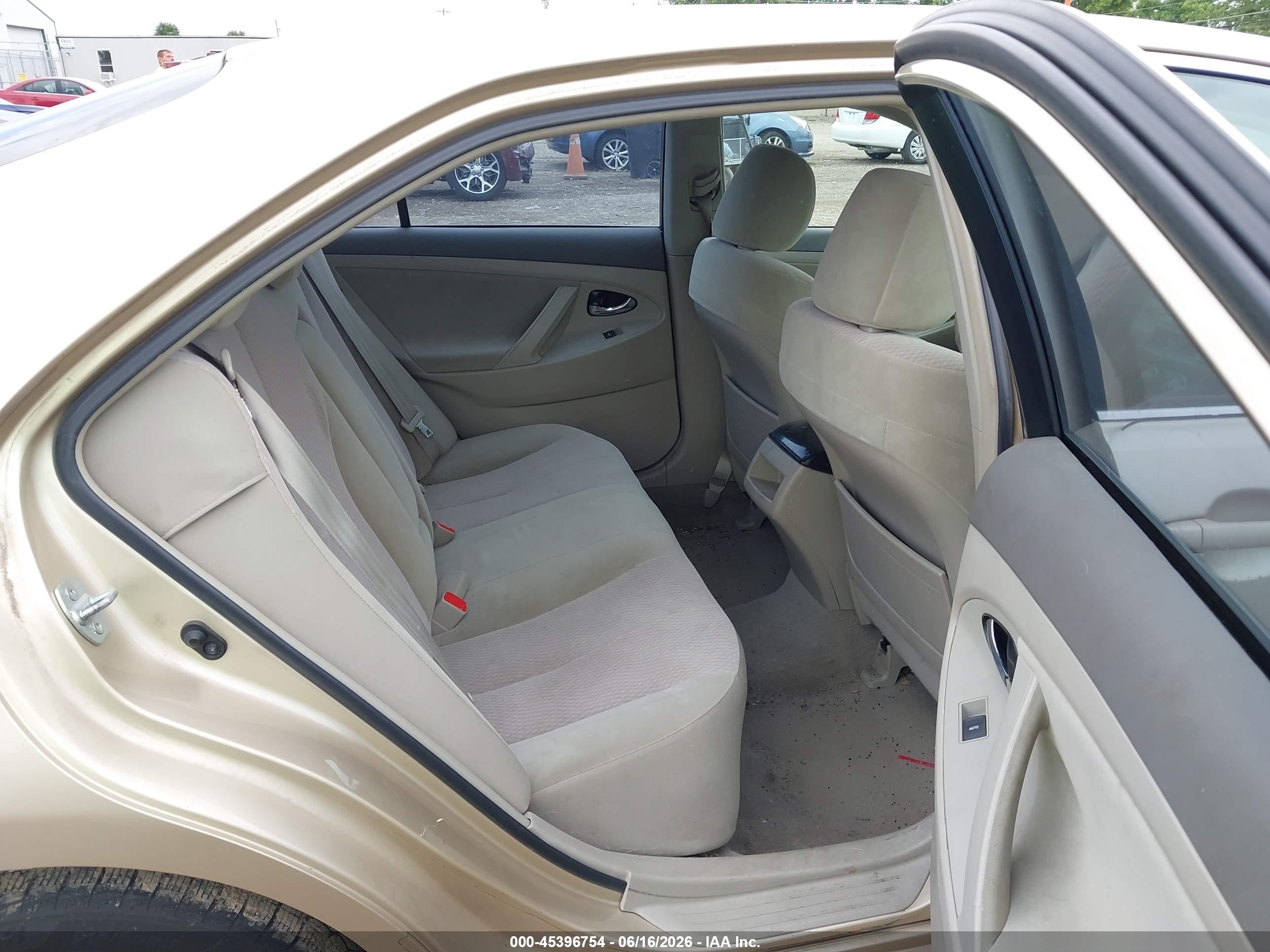 2011 Toyota Camry Le Gold vin: 4T4BF3EKXBR110232