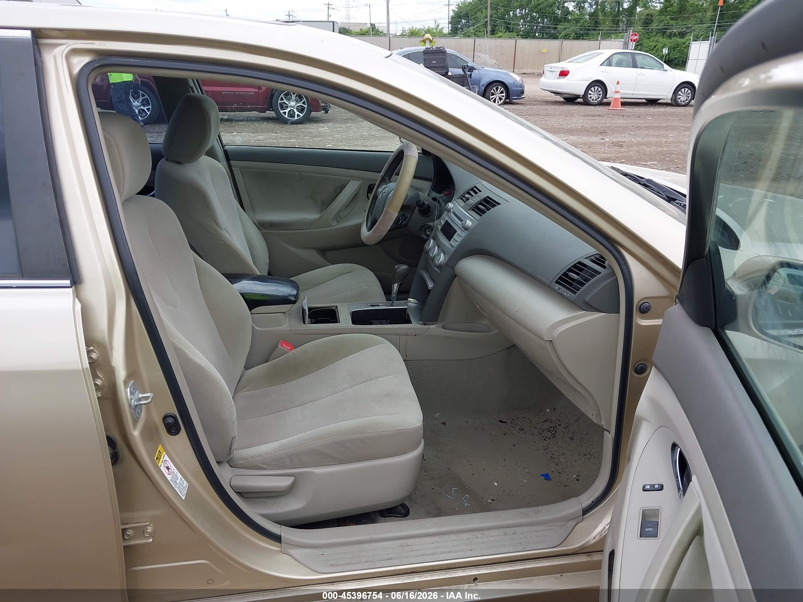 2011 Toyota Camry Le Gold vin: 4T4BF3EKXBR110232