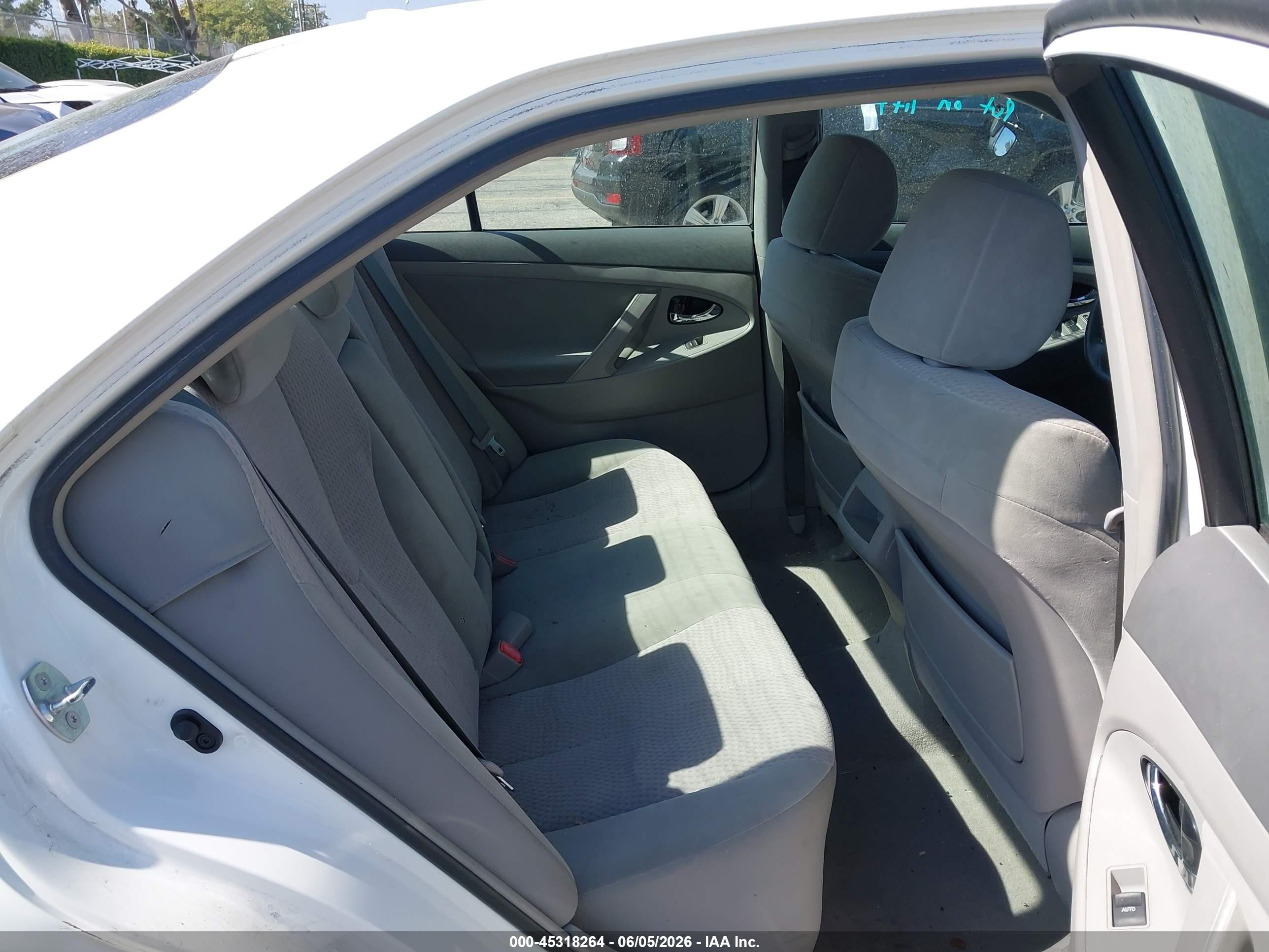 2011 Toyota Camry Le White vin: 4T4BF3EKXBR129072