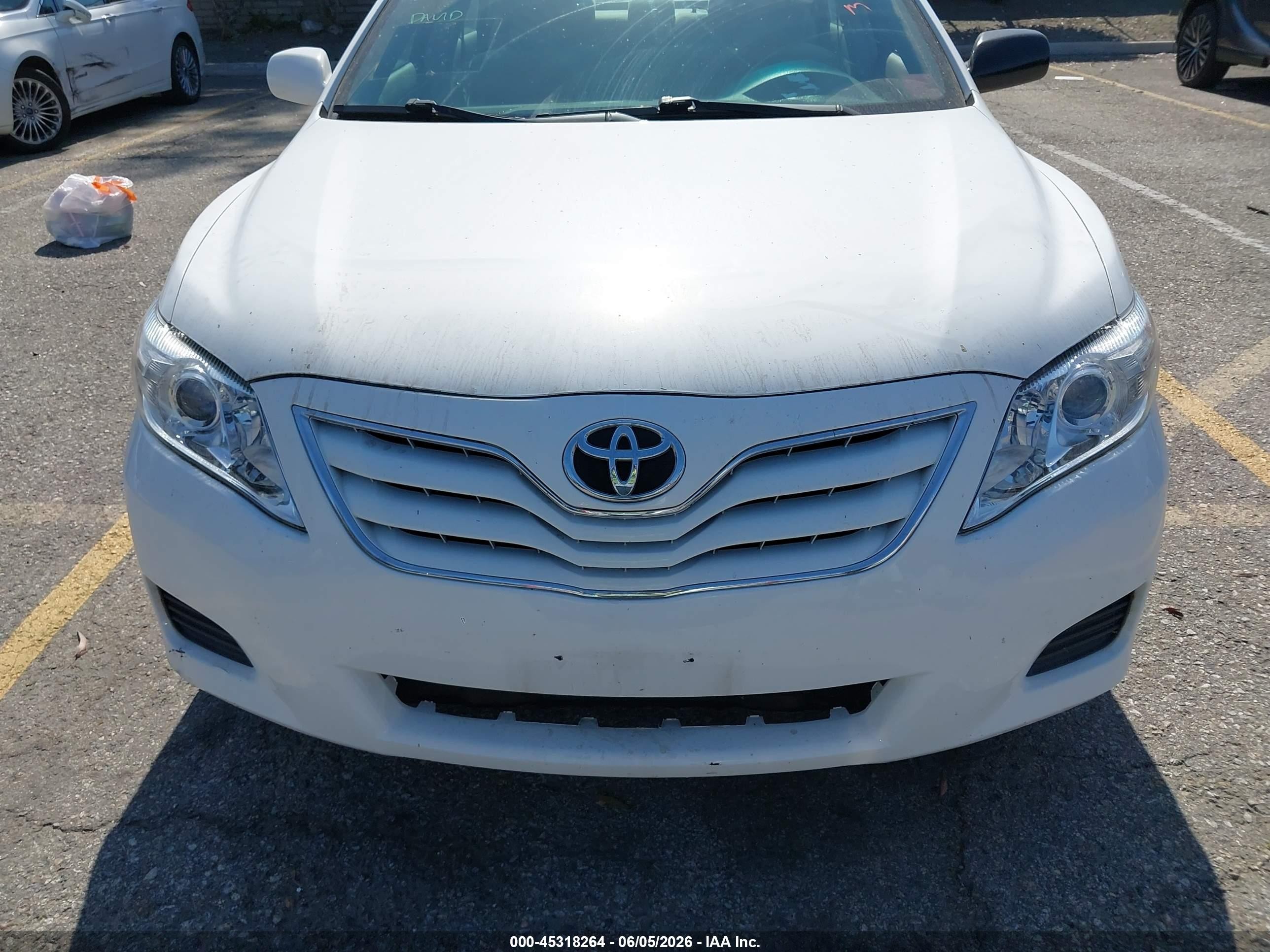 2011 Toyota Camry Le White vin: 4T4BF3EKXBR129072