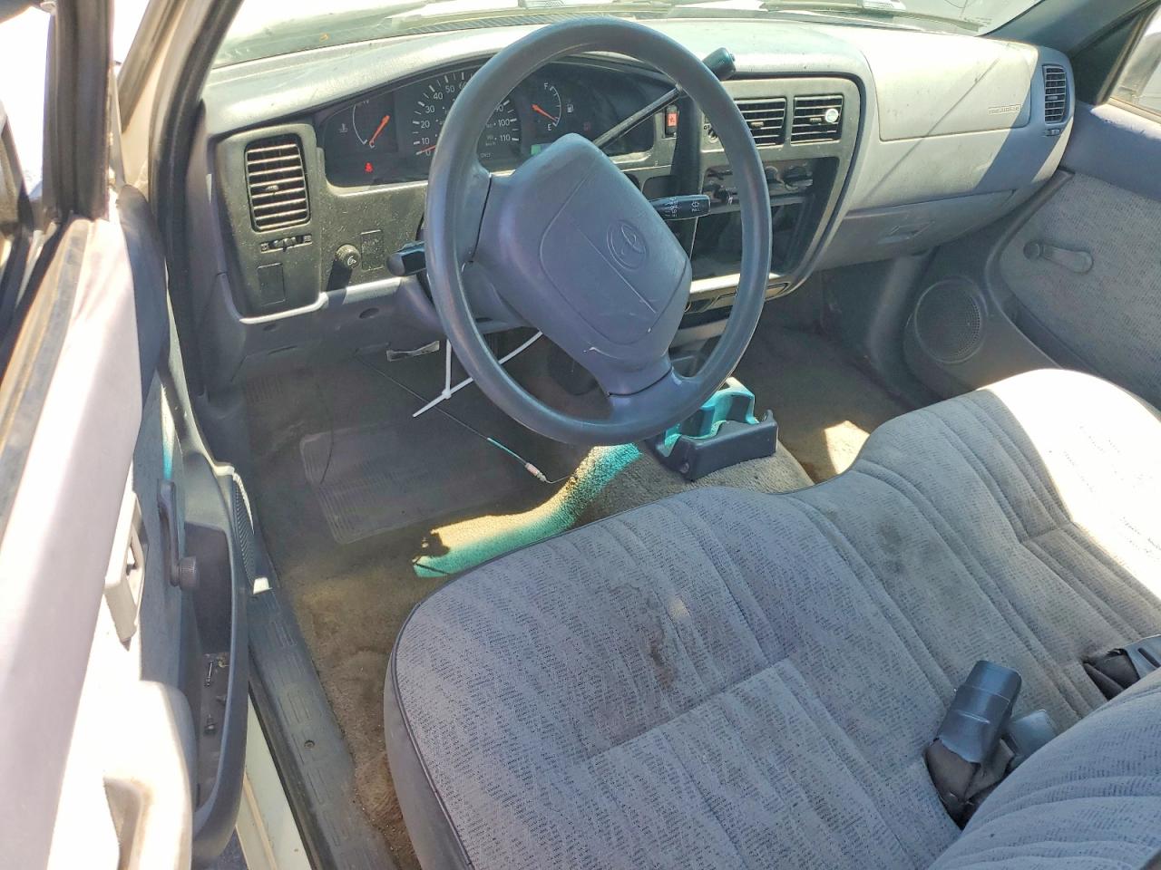 1998 Toyota Tacoma Base White vin: 4TANL42N1WZ044330