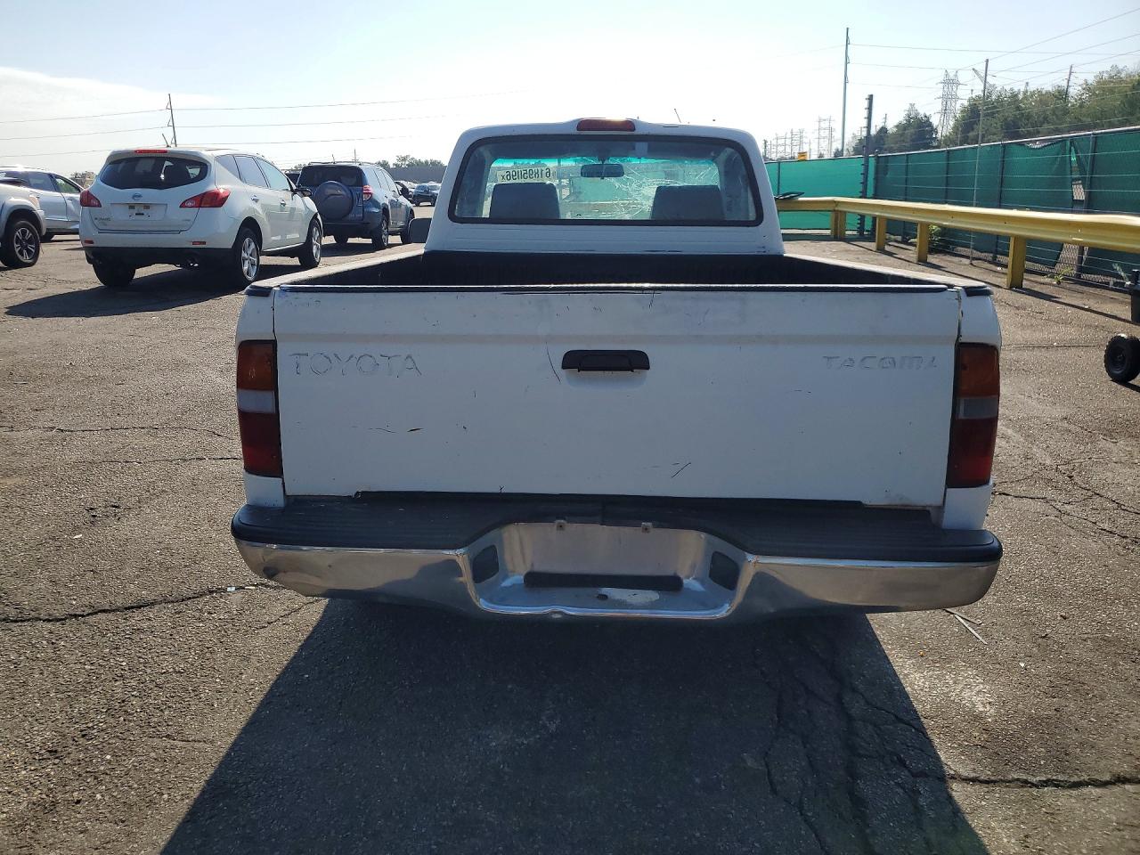 1998 Toyota Tacoma Base White vin: 4TANL42N2WZ101828