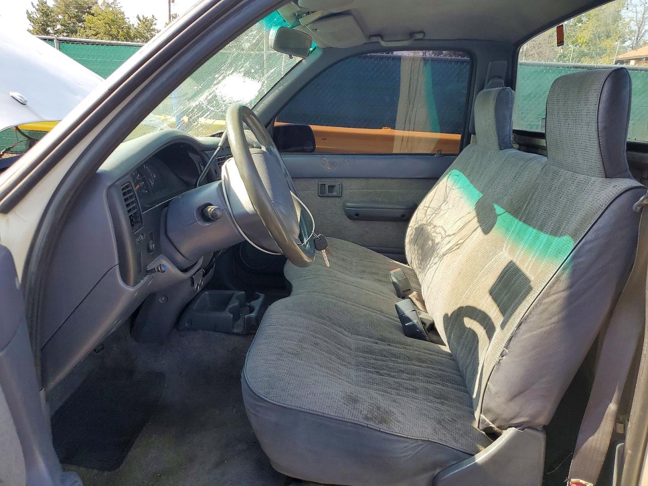 1998 Toyota Tacoma Base White vin: 4TANL42N2WZ101828