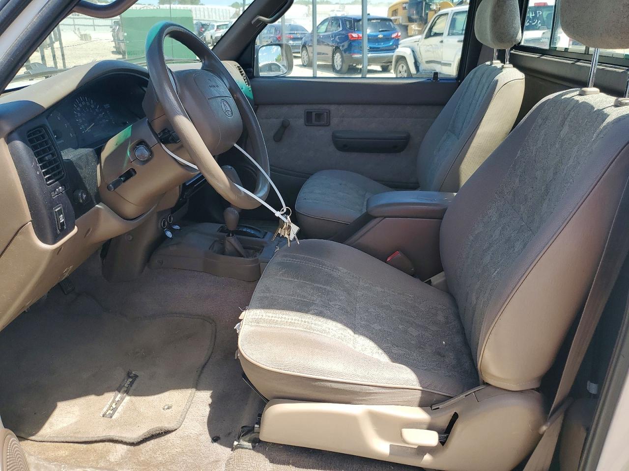 2000 Toyota Tacoma Base White vin: 4TAPM62N3YZ577039