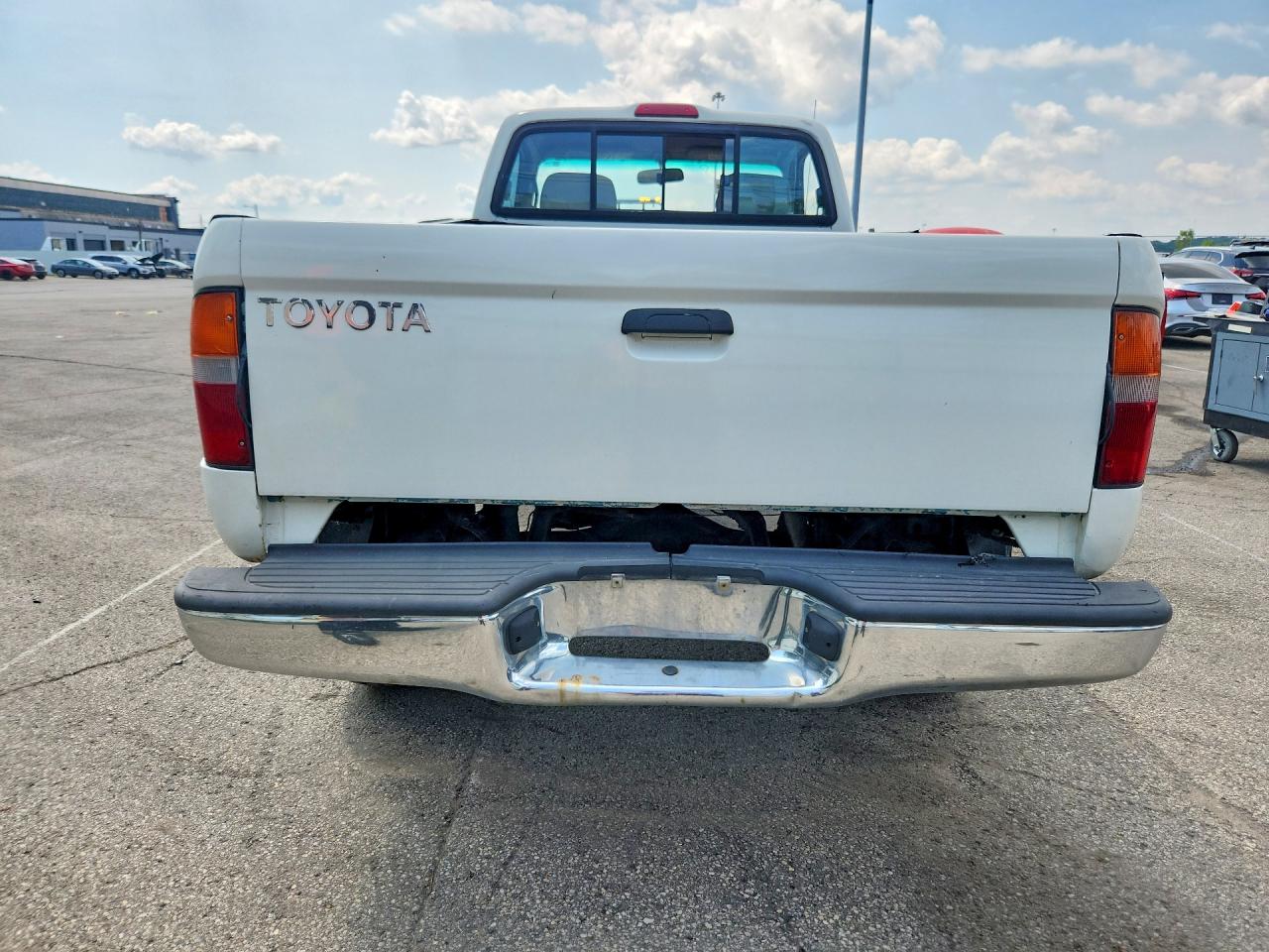 1998 Toyota Tacoma Base White vin: 4TAPM62N4WZ087450