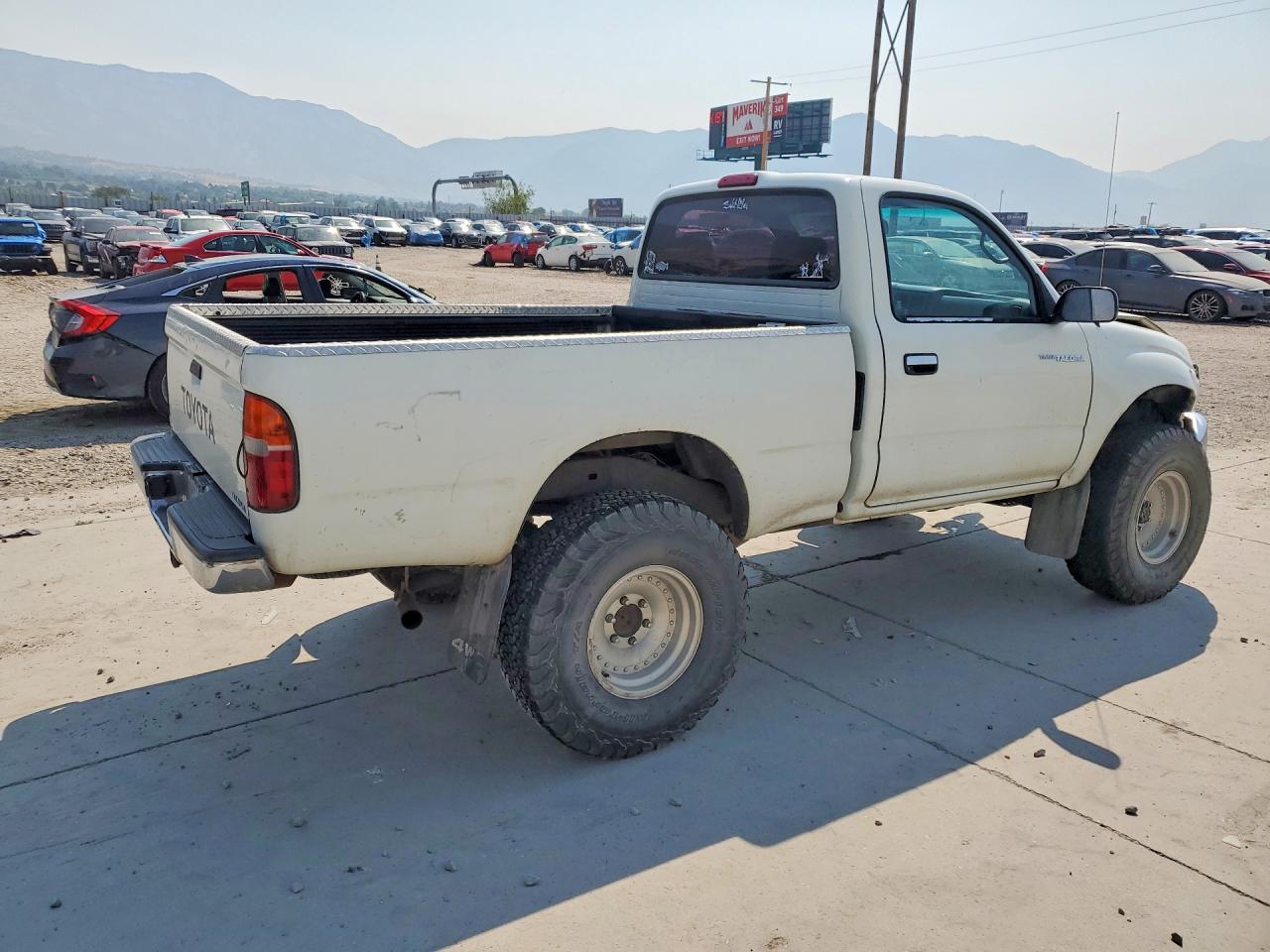 1996 Toyota Tacoma Base White vin: 4TAPM62N5TZ203055