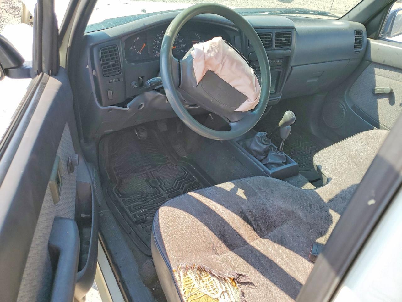 1996 Toyota Tacoma Base White vin: 4TAPM62N5TZ203055