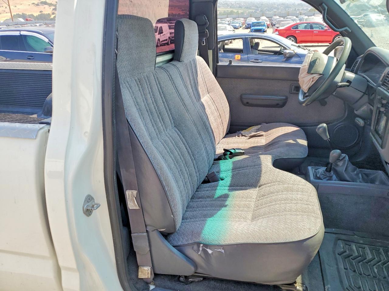 1996 Toyota Tacoma Base White vin: 4TAPM62N5TZ203055