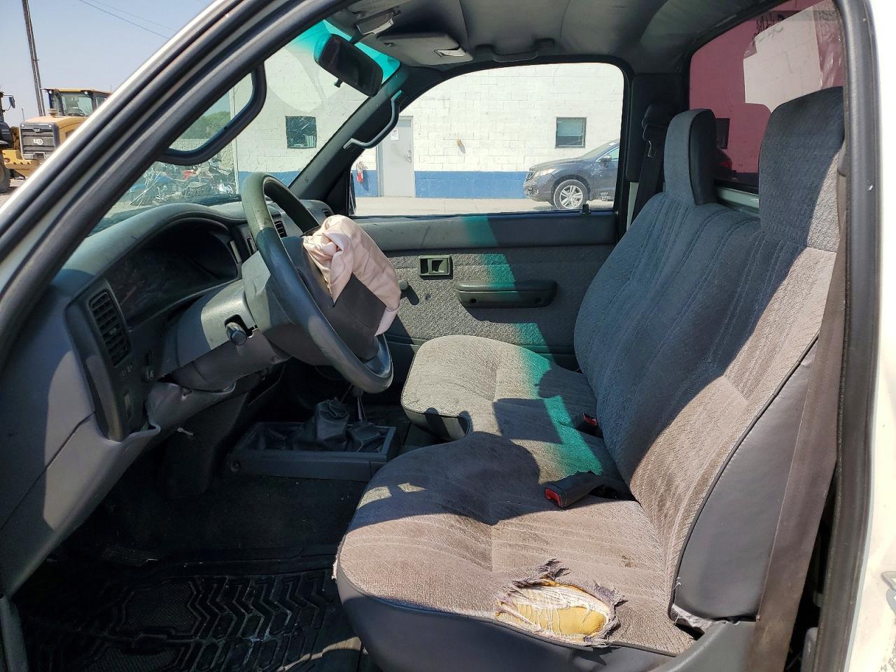 1996 Toyota Tacoma Base White vin: 4TAPM62N5TZ203055