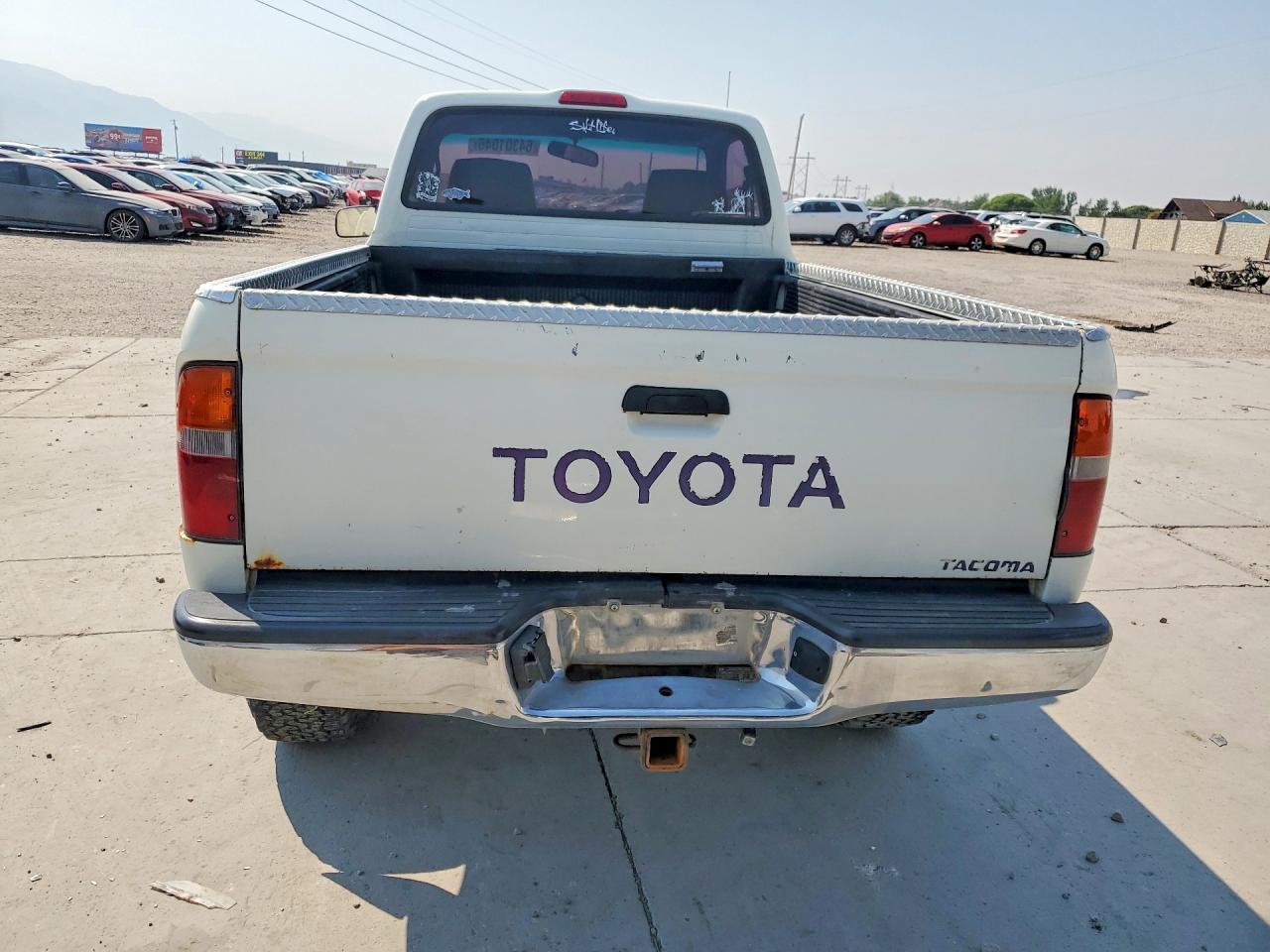 1996 Toyota Tacoma Base White vin: 4TAPM62N5TZ203055