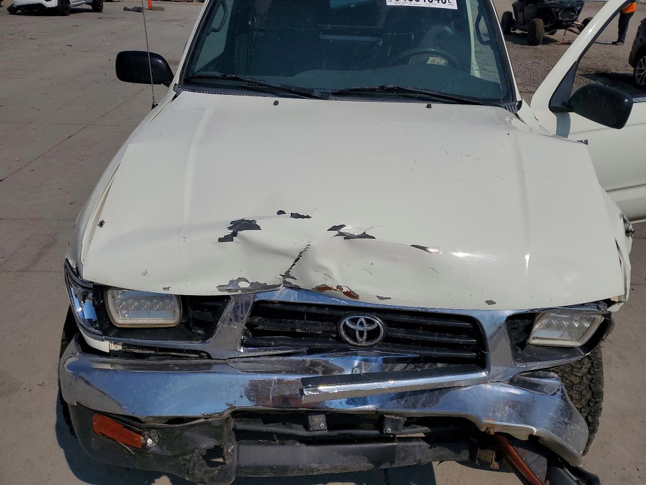 1996 Toyota Tacoma Base White vin: 4TAPM62N5TZ203055