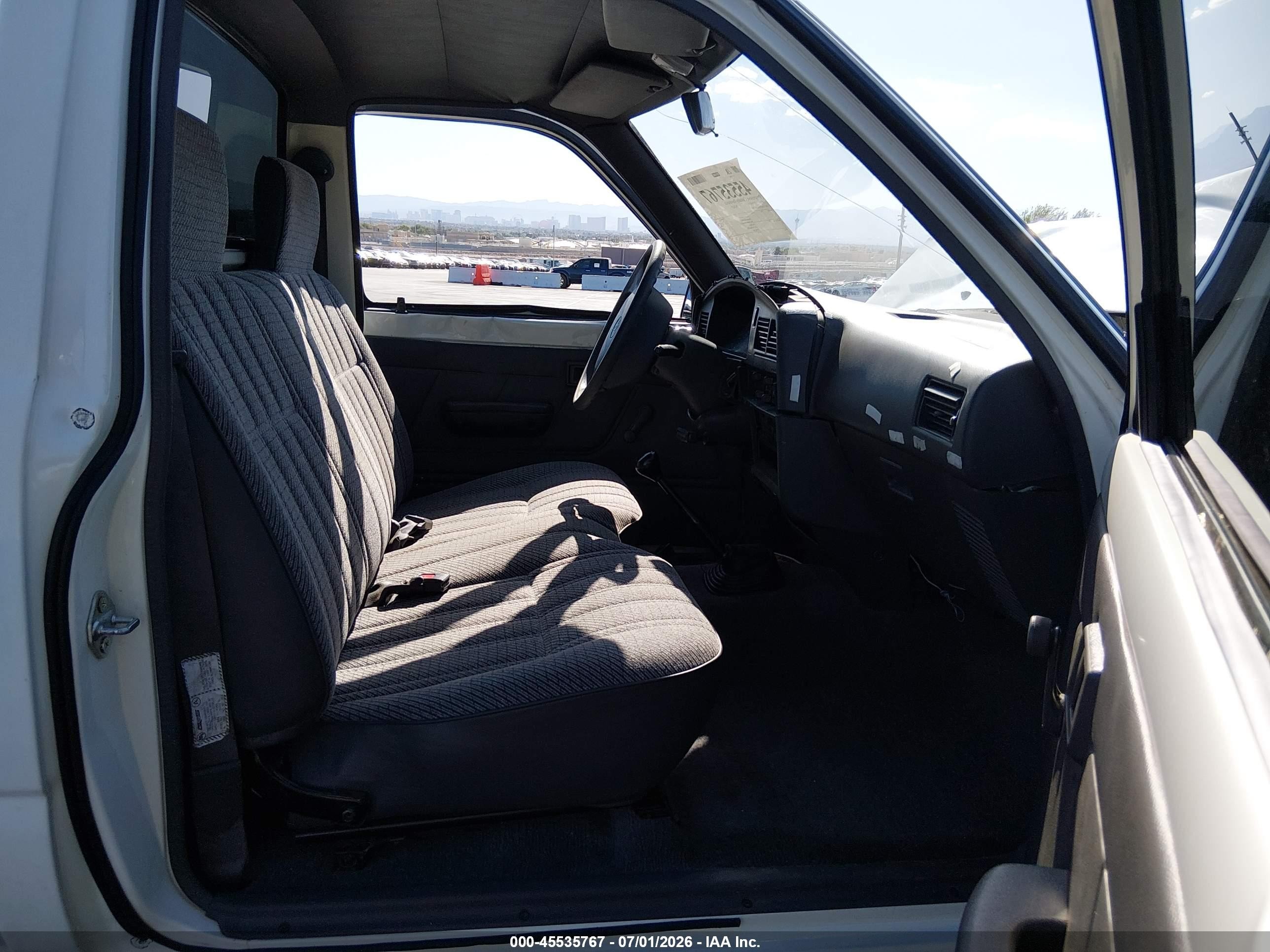 1993 Toyota Pickup 1/2 Ton Short Whlbase Stb White vin: 4TARN81A1PZ073863