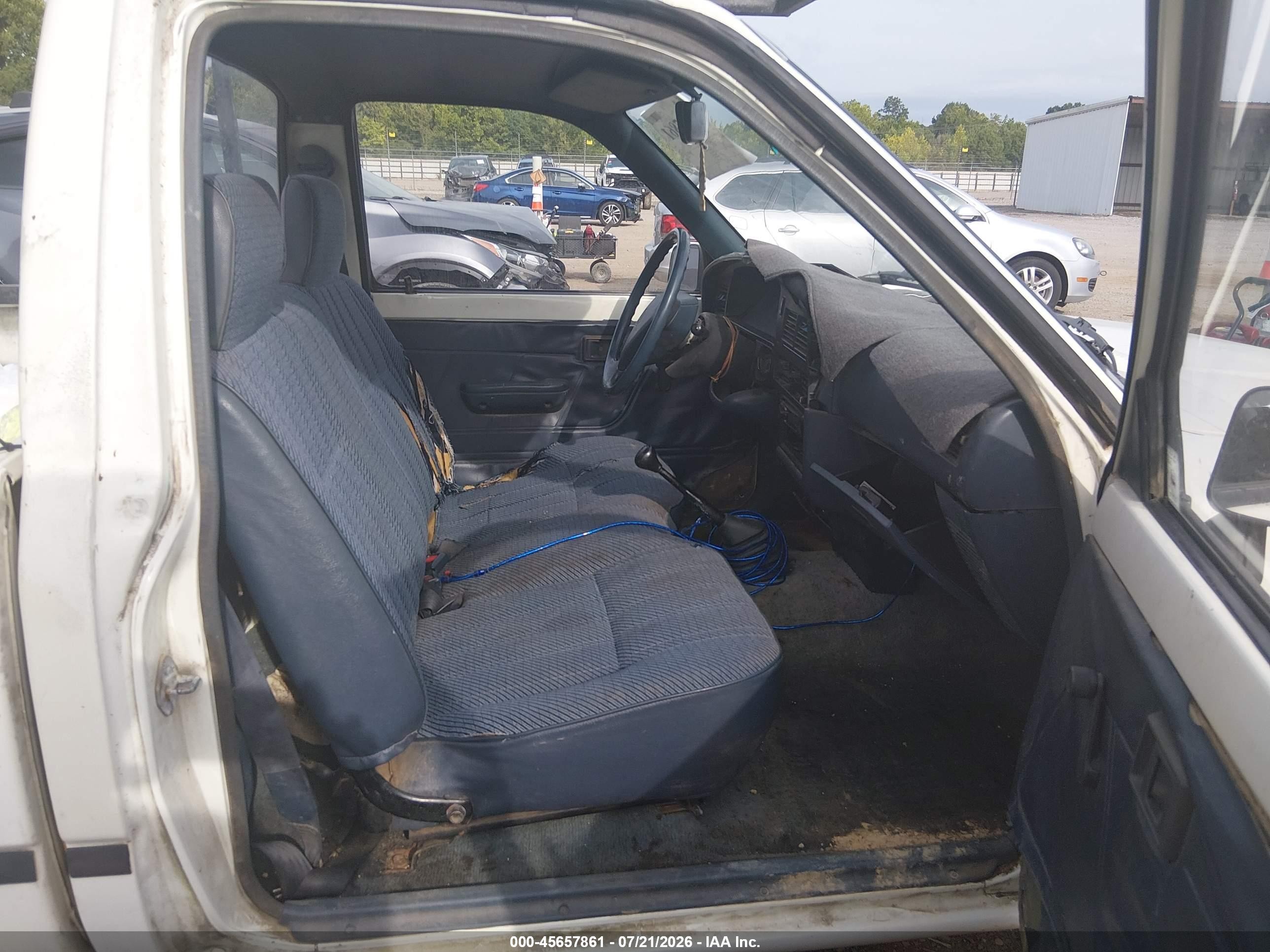 1993 Toyota Pickup 1/2 Ton Short Whlbase Stb White vin: 4TARN81A2PZ117840