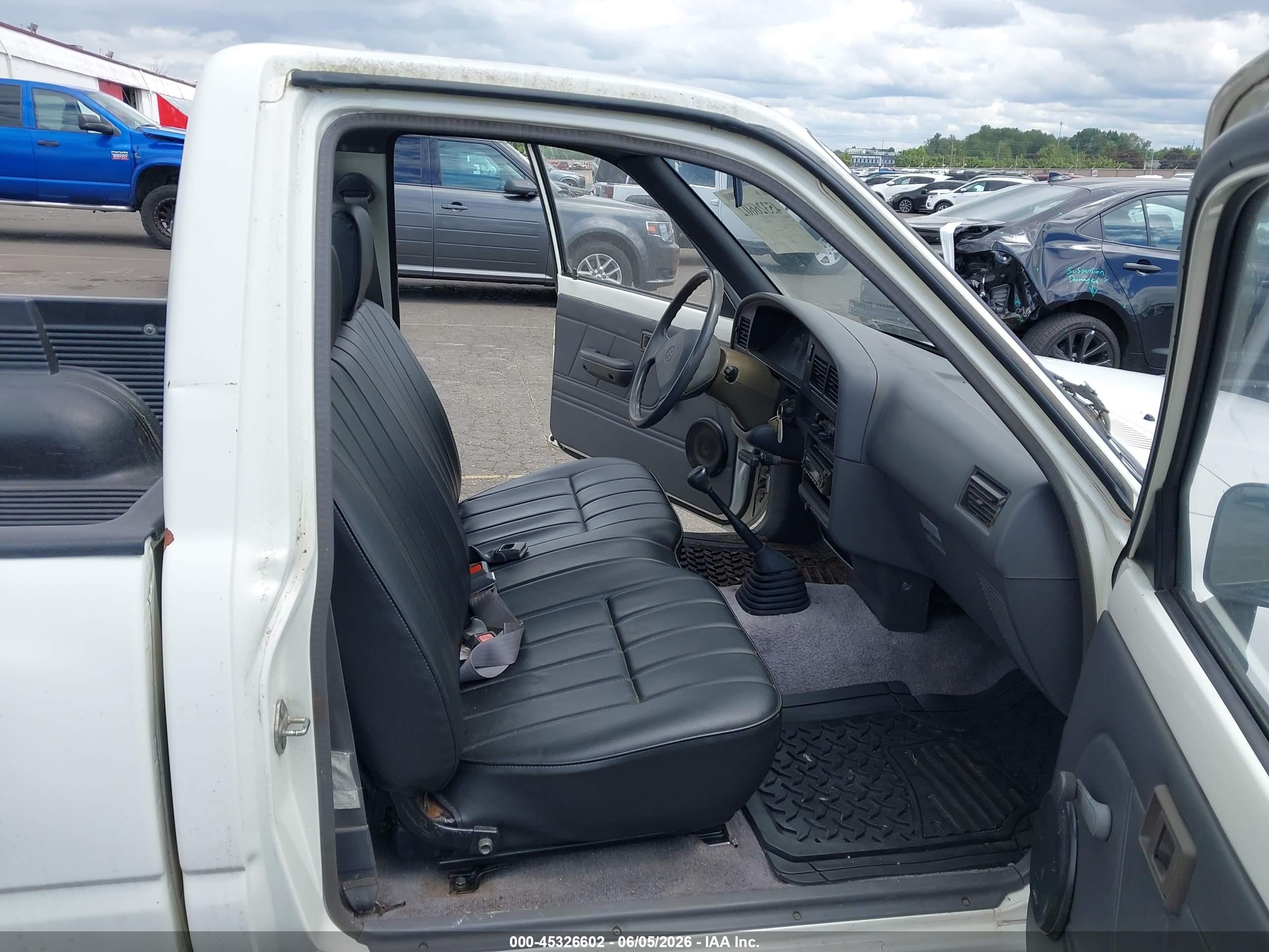 1992 Toyota Pickup 1/2 Ton Short Whlbase Stb White vin: 4TARN81A8NZ010417