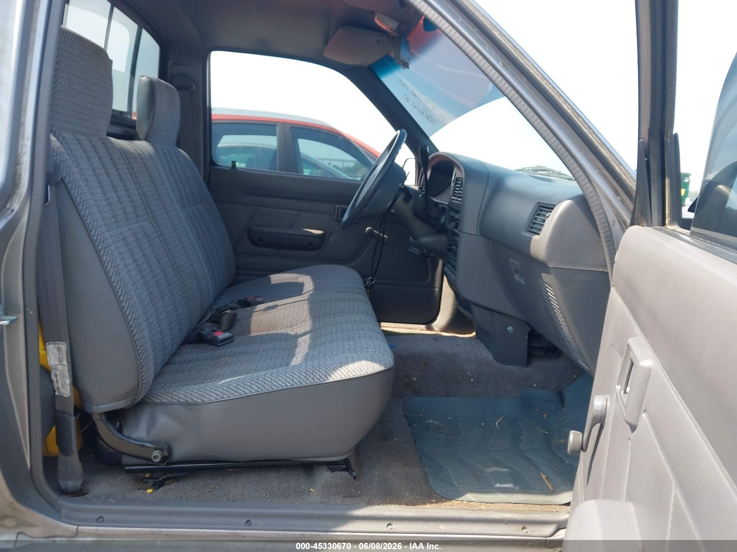 1993 Toyota Pickup 1/2 Ton Short Whlbse Dx Silver vin: 4TARN81PXPZ089015