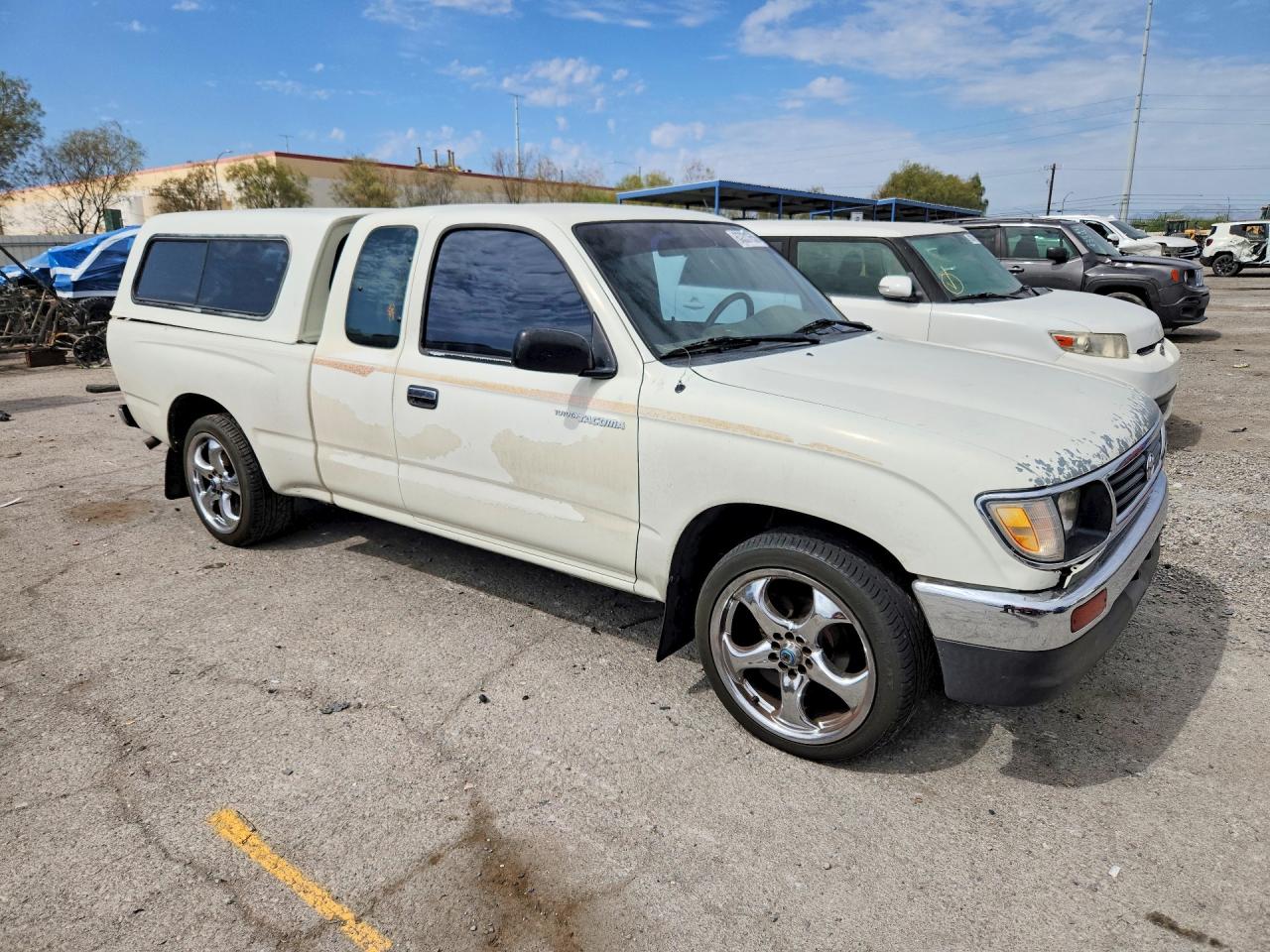 1995 Toyota Tacoma Base White vin: 4TAUN53B6SZ051977