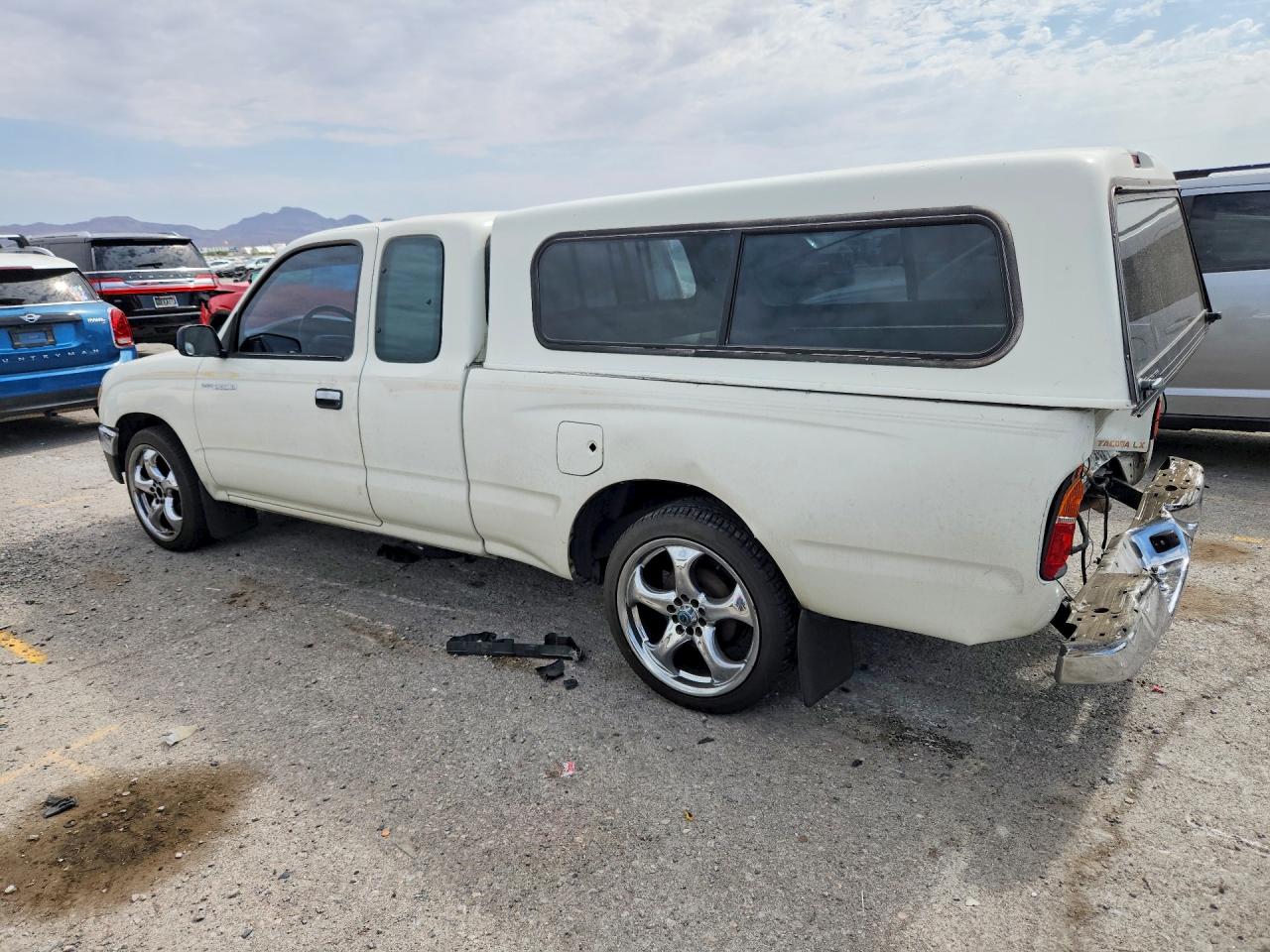 1995 Toyota Tacoma Base White vin: 4TAUN53B6SZ051977