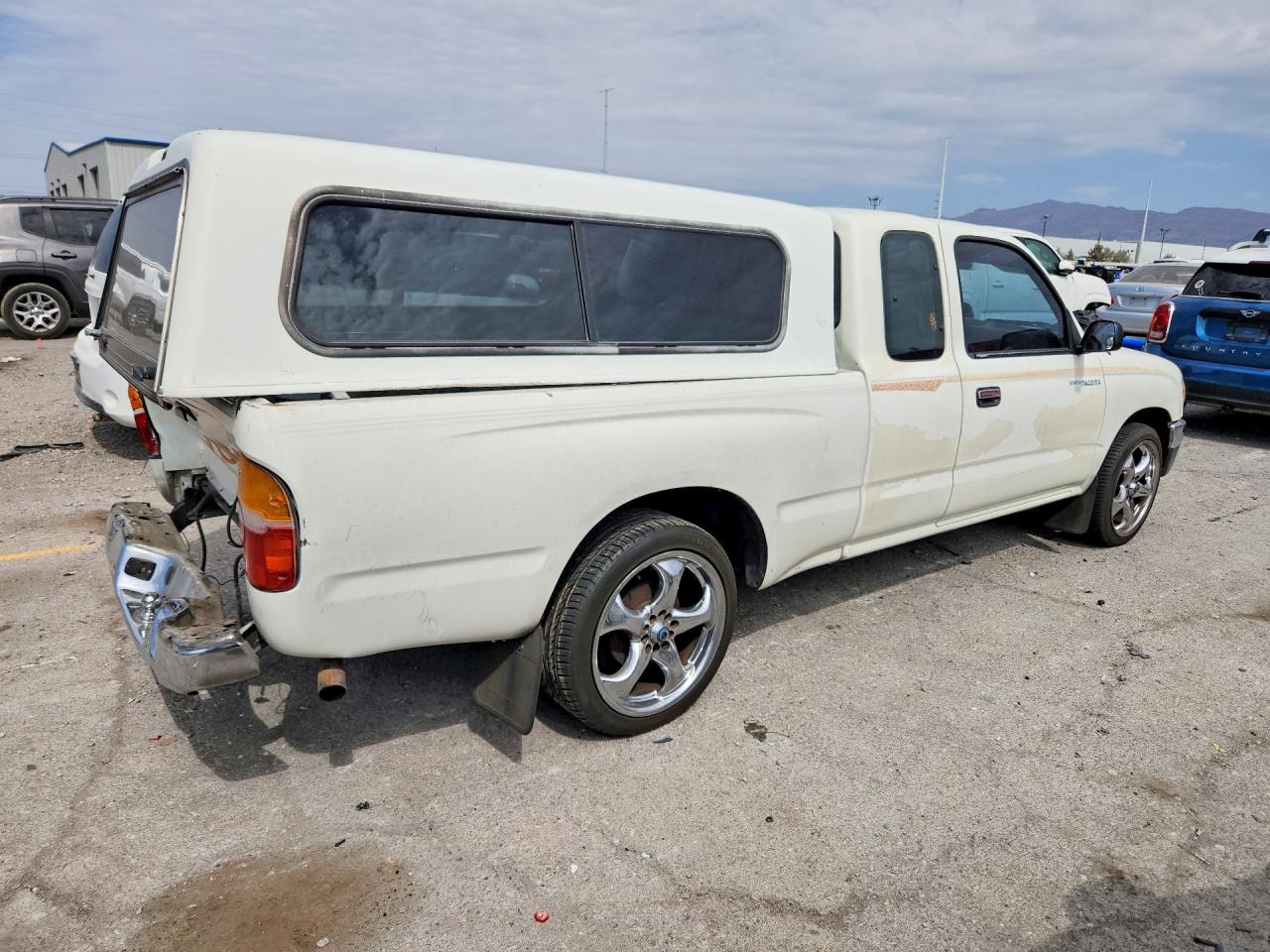 1995 Toyota Tacoma Base White vin: 4TAUN53B6SZ051977