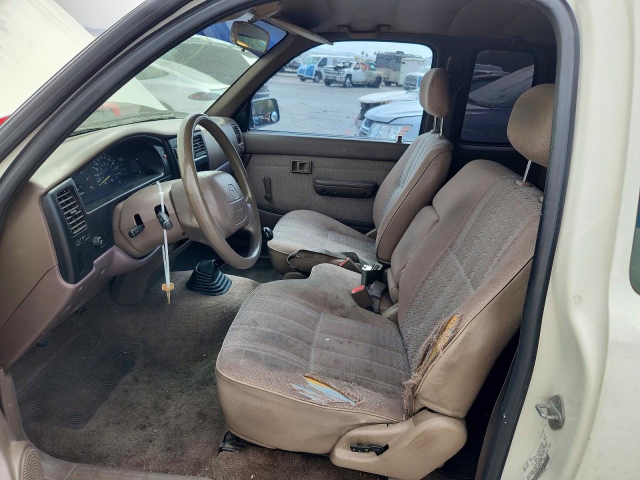 1995 Toyota Tacoma Base White vin: 4TAUN53B6SZ051977