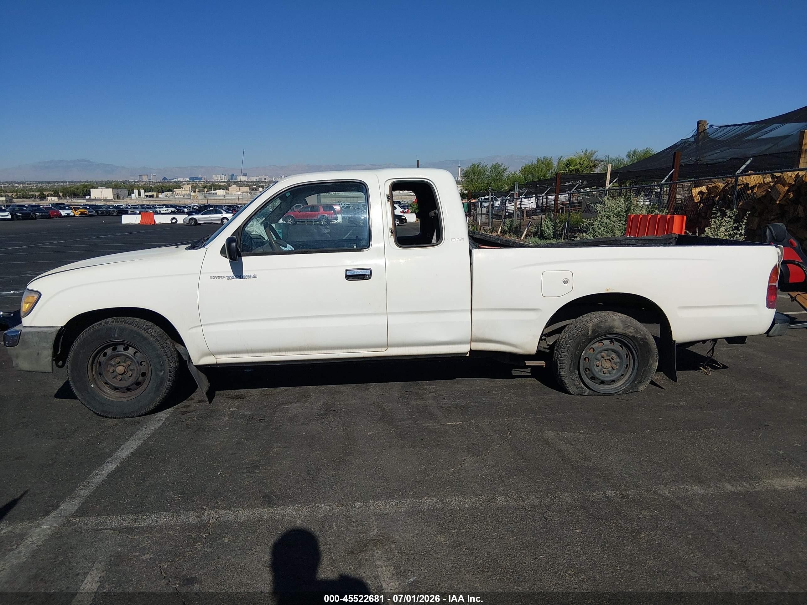 1998 Toyota Tacoma   White vin: 4TAVL52N0WZ113210