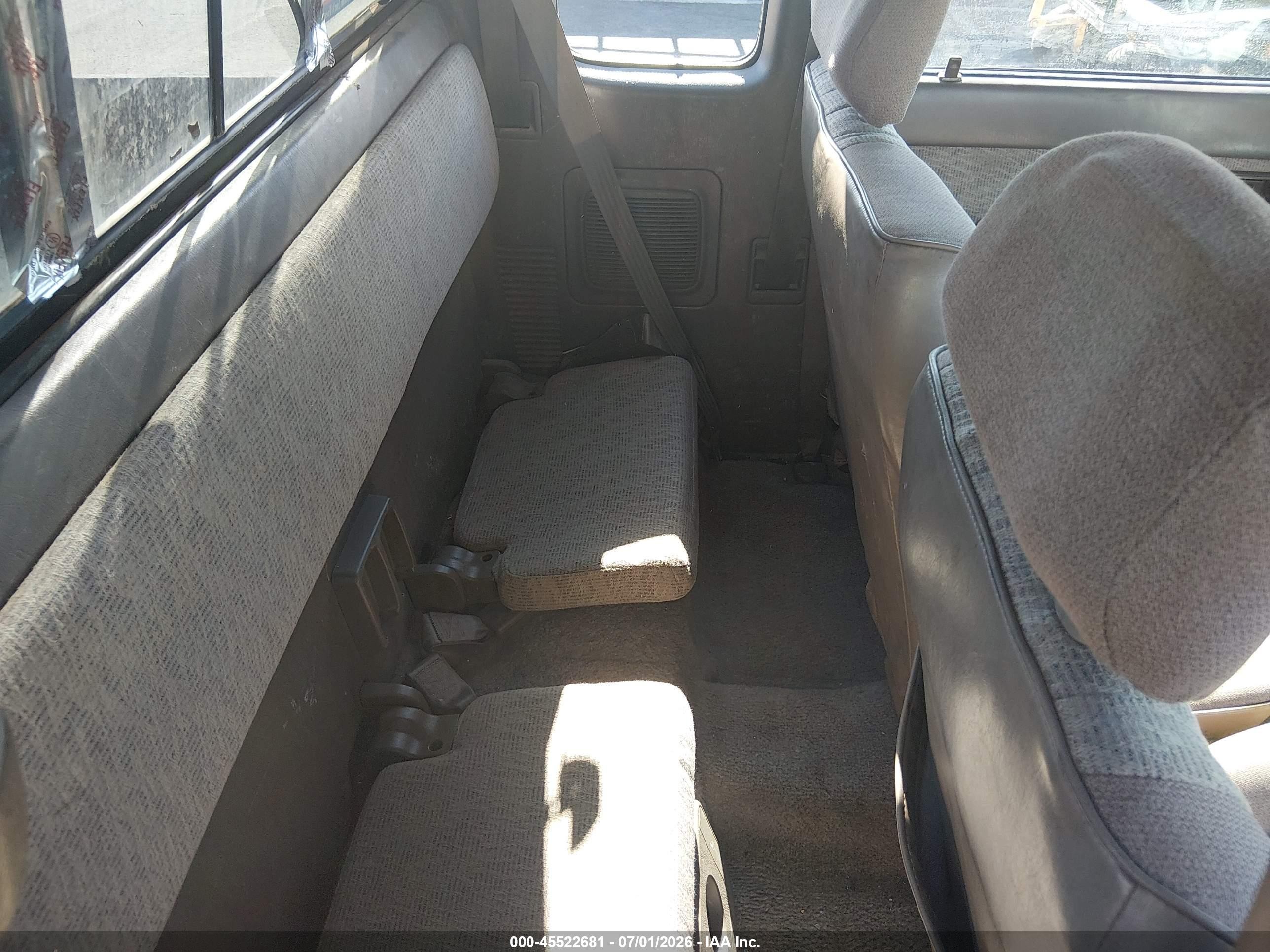 1998 Toyota Tacoma   White vin: 4TAVL52N0WZ113210