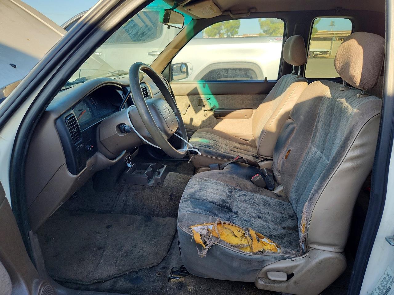 1999 Toyota Tacoma Base White vin: 4TAVL52N2XZ442167