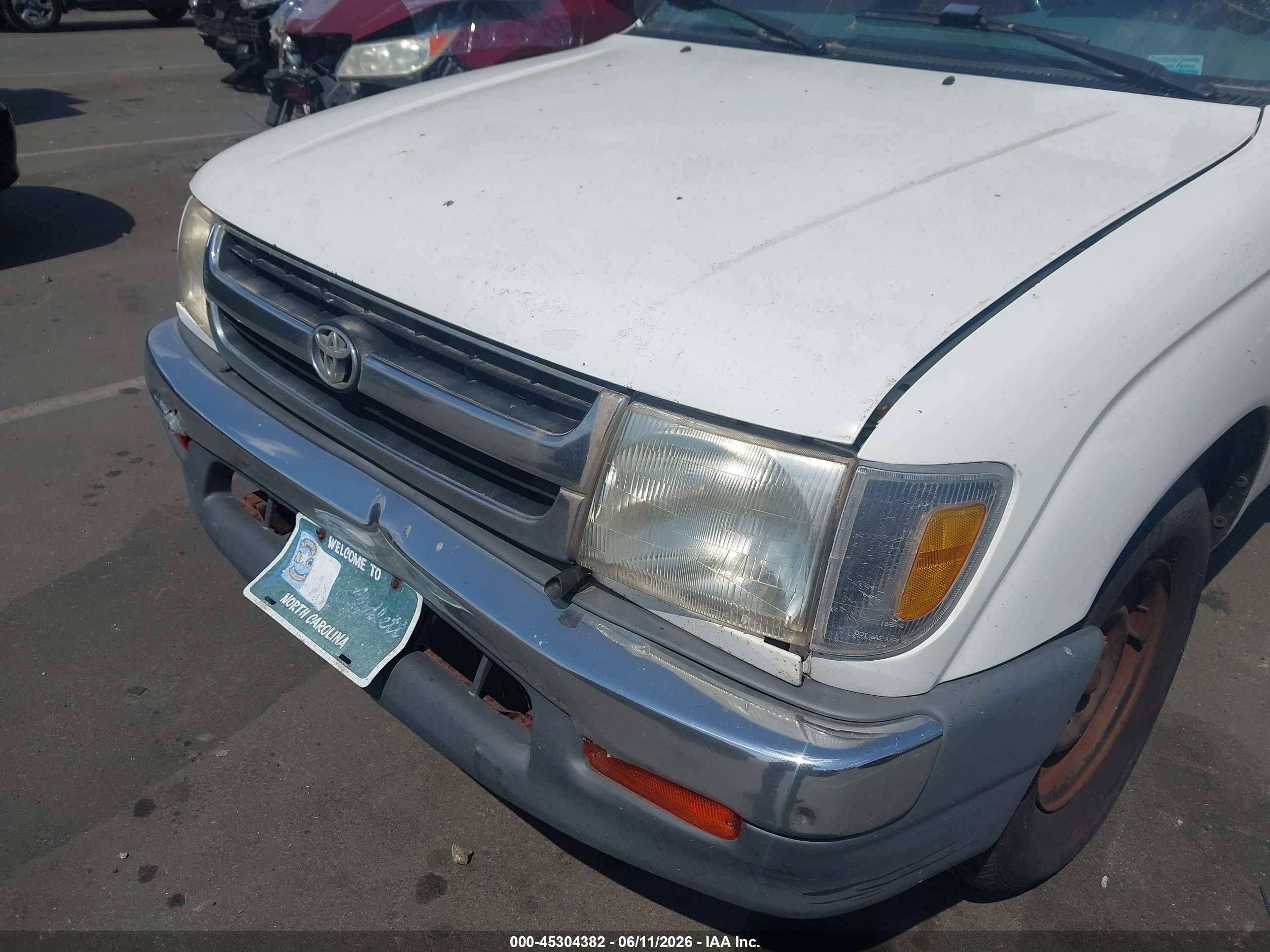 1999 Toyota Tacoma   White vin: 4TAVL52N2XZ457347