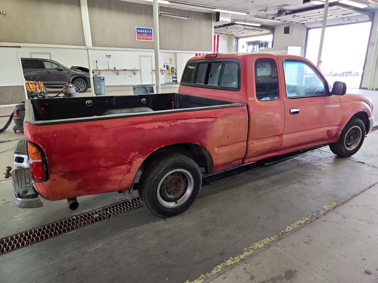 2000 Toyota Tacoma Base Red vin: 4TAVL52N3YZ659597
