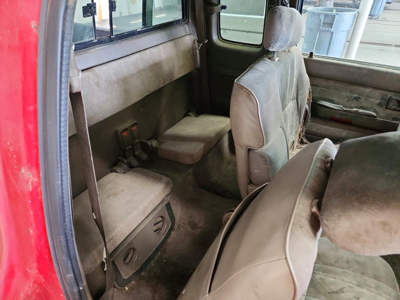 2000 Toyota Tacoma Base Red vin: 4TAVL52N3YZ659597
