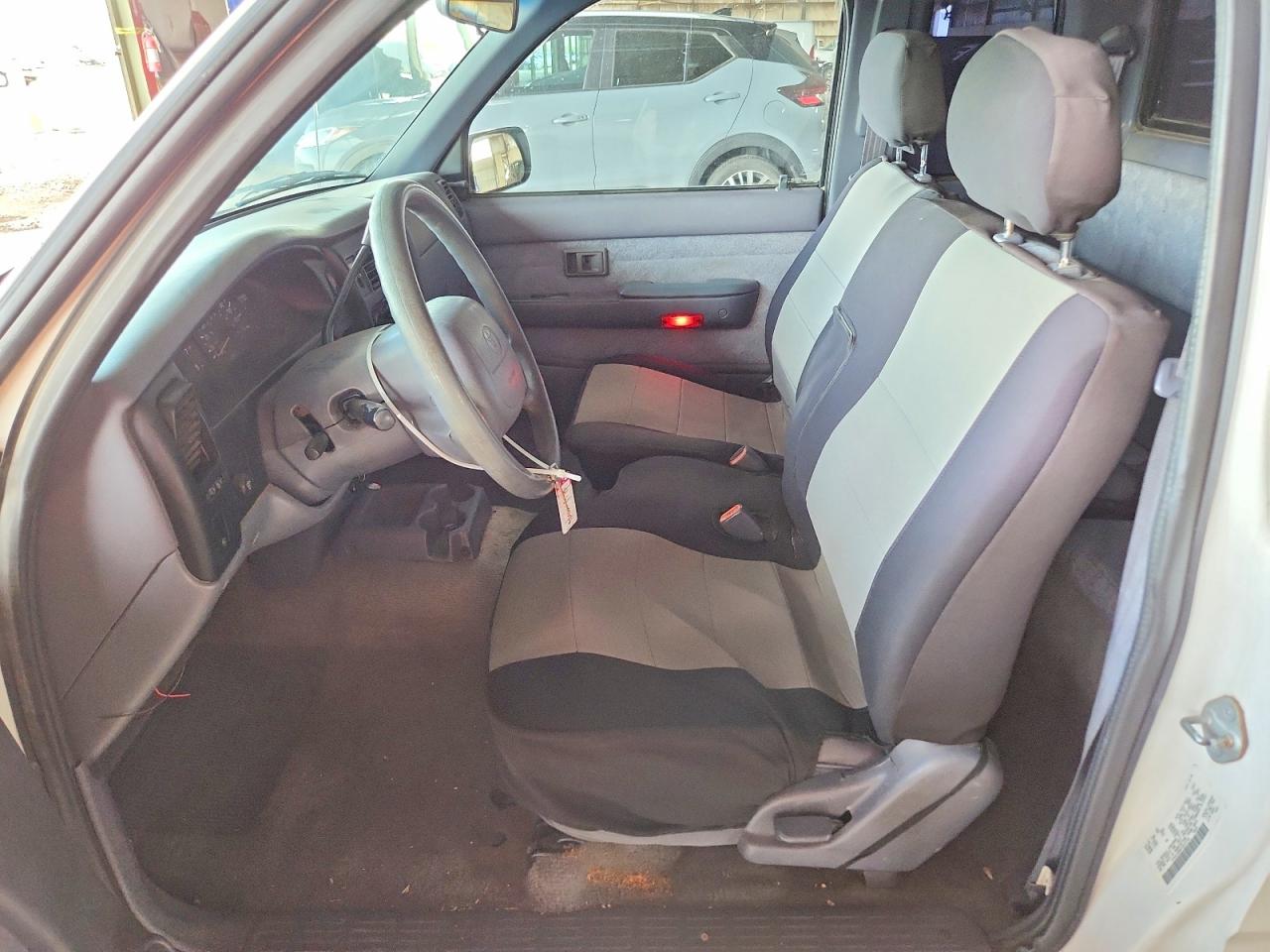 2000 Toyota Tacoma Base White vin: 4TAVL52N4YZ613745