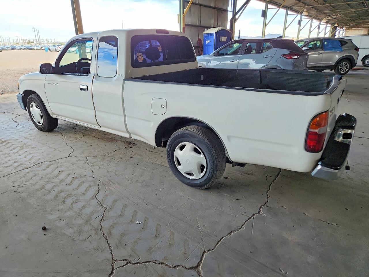 2000 Toyota Tacoma Base White vin: 4TAVL52N4YZ613745