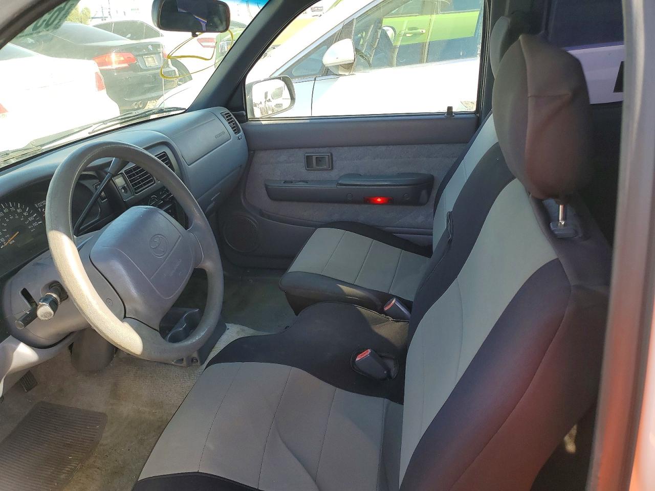 2000 Toyota Tacoma Base White vin: 4TAVL52N4YZ613745