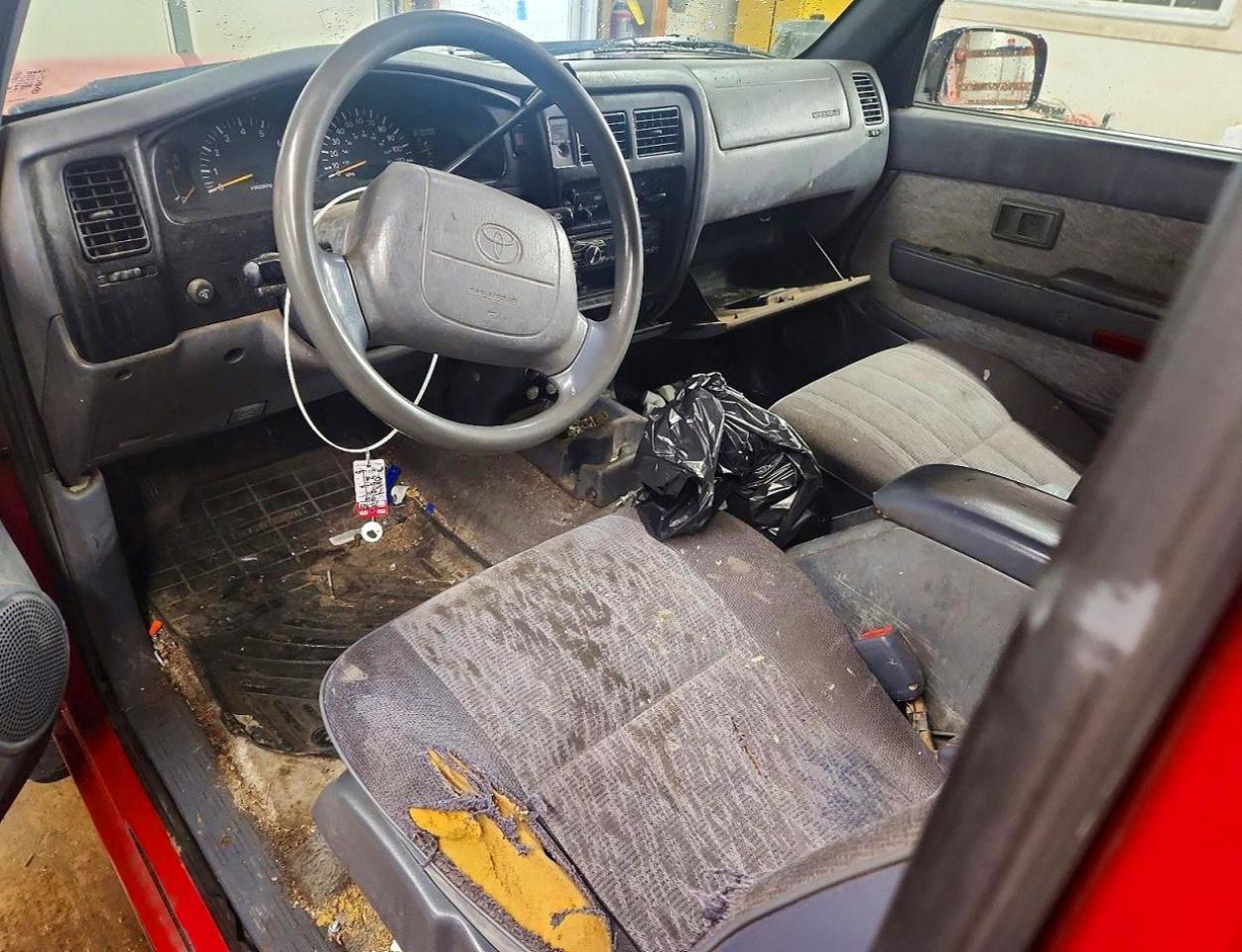 1999 Toyota Tacoma Xtracab Red vin: 4TAVL52N8XZ510701