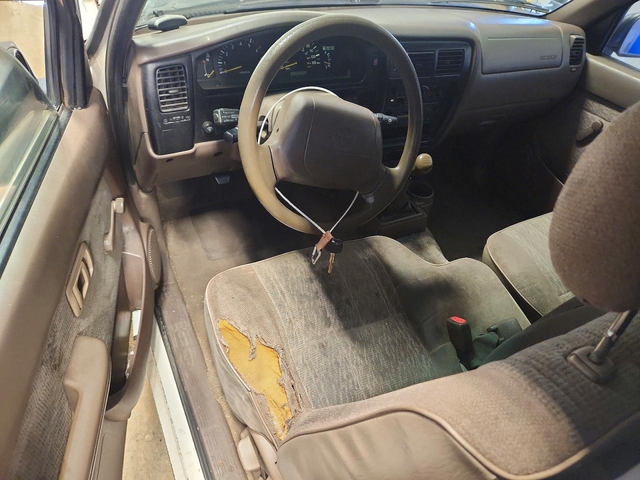 1999 Toyota Tacoma Base White vin: 4TAVL52N8XZ533797