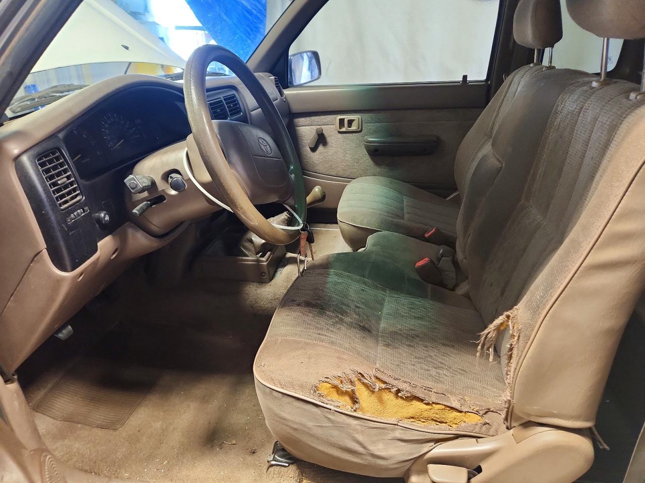 1999 Toyota Tacoma Base White vin: 4TAVL52N8XZ533797