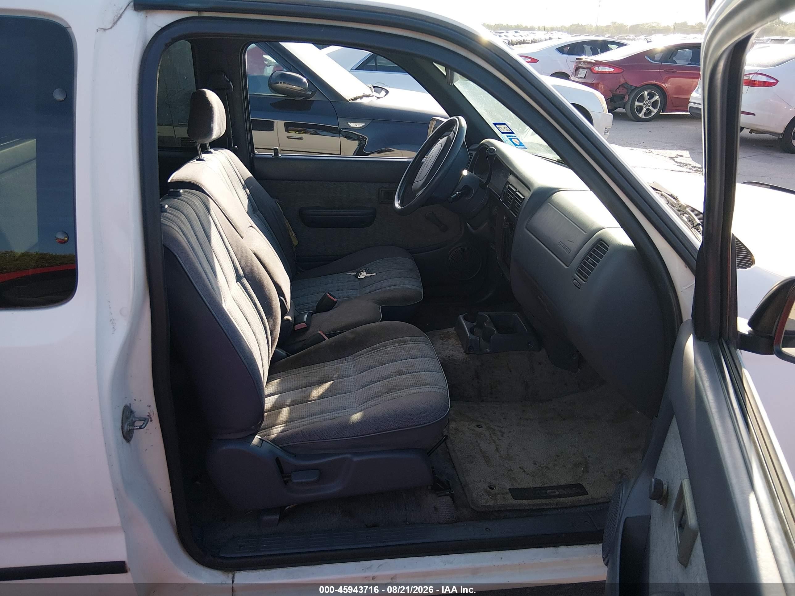 1999 Toyota Tacoma   White vin: 4TAVL52N9XZ416908
